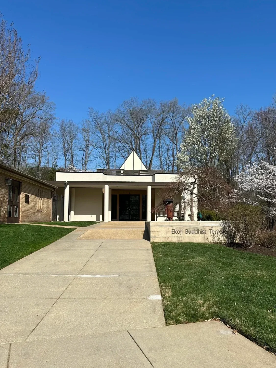 A photo of the exterior of Ekoji Buddhist Temple