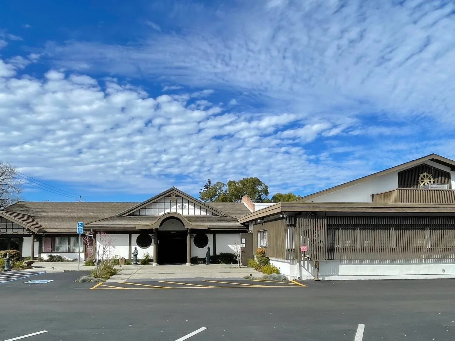 An outside photo of the Palo Alto Buddhist Temple