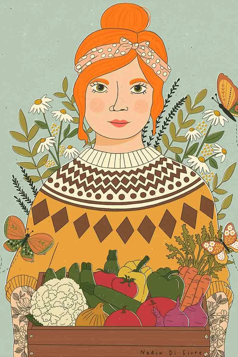 Illustration folklorique contemporaine d'une femme aux cheveux roux, vêtue d'un pull nordique,  tenant une caisse de légumes en bois. Illustration botanique de Nadia Di Fiore.