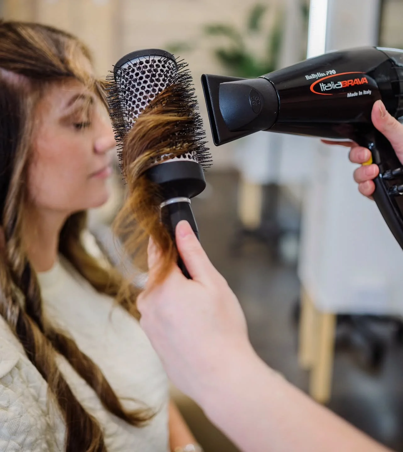 There&rsquo;s something grounding about this time of year in Tupelo. The way everyone slows down just enough to savor the small moments.
At Alchemy, these quiet in-between moments are some of our favorites: the warmth of the blowdryer, the soft conve