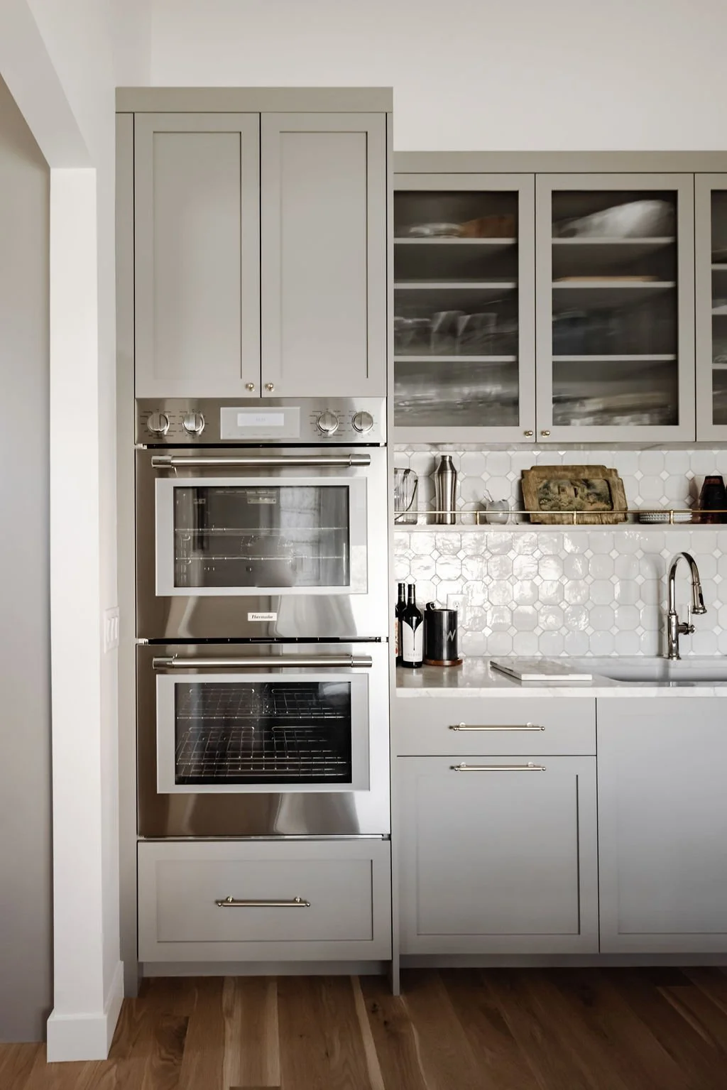 Frameless Kitchen Cabinets in a U-Shaped Kitchen