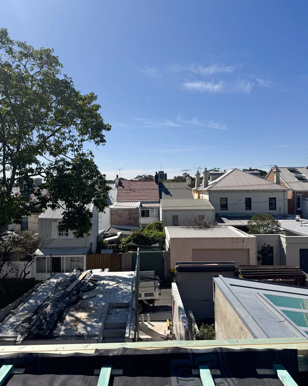 Windsor Terrace | Modern Extension 🛠️
The new extension is really starting to take shape, opening into an expansive light-filled space.
At the heart will be a piano-shaped stone kitchen island, paired with a hidden laundry and a full-length skylig