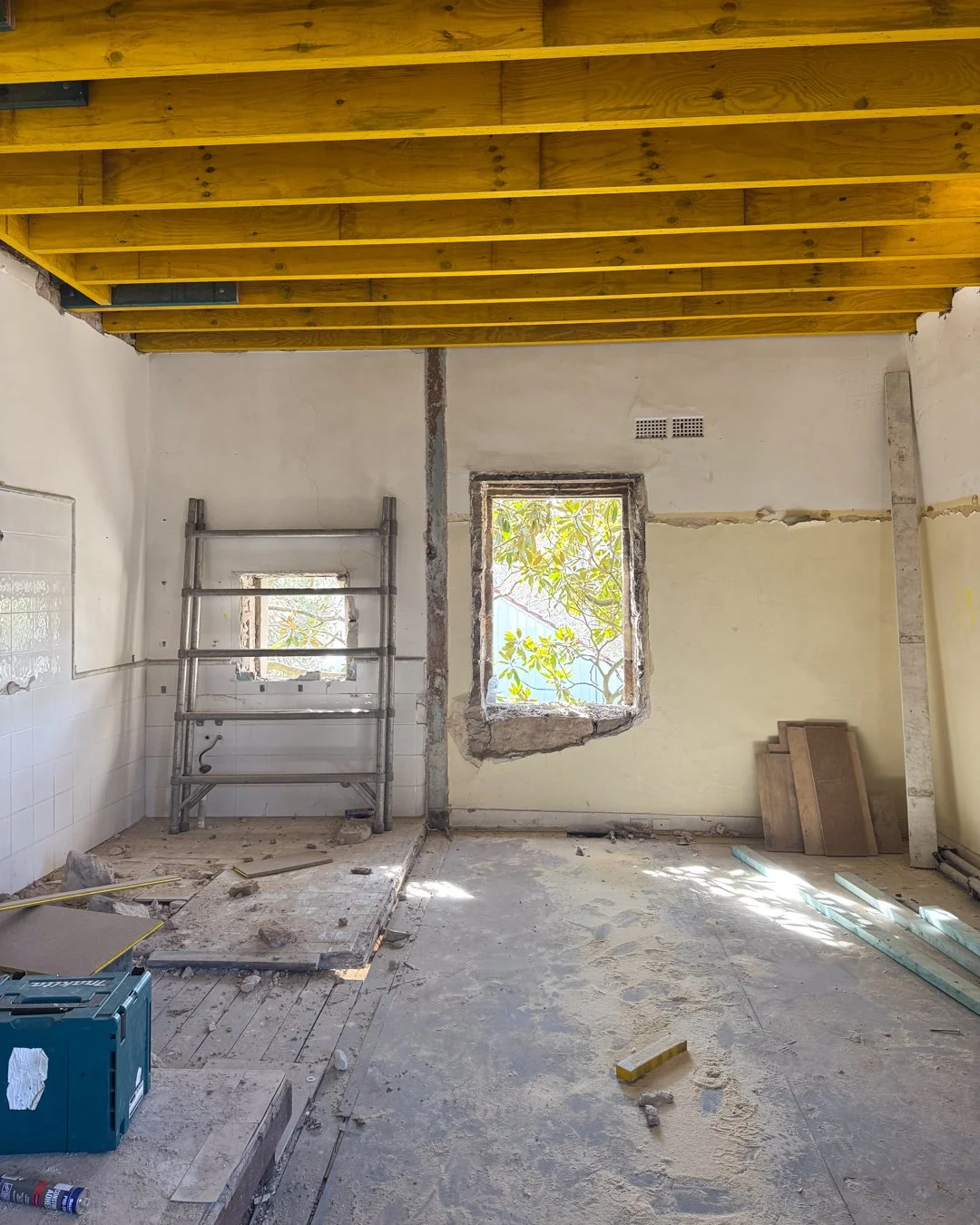 Frederick House | Progress Report ⚒️
With the rain behind us, clear skies and soft light are now pouring into the house — the perfect backdrop as progress picks up.
Excavation continues below, carving out the lower ground level and cutting th