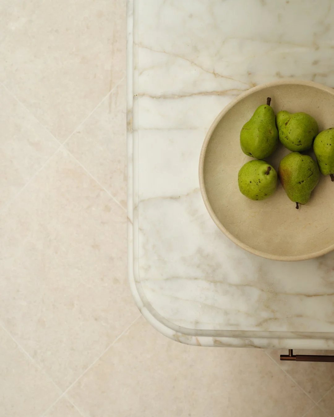 Windsor House | Kitchen Detail 🍐
Our clients wanted a warm, family-friendly home — and the kitchen was designed to be at the heart of it.
Every detail was carefully considered: large natural stone floor tiles ground the space, while the ston