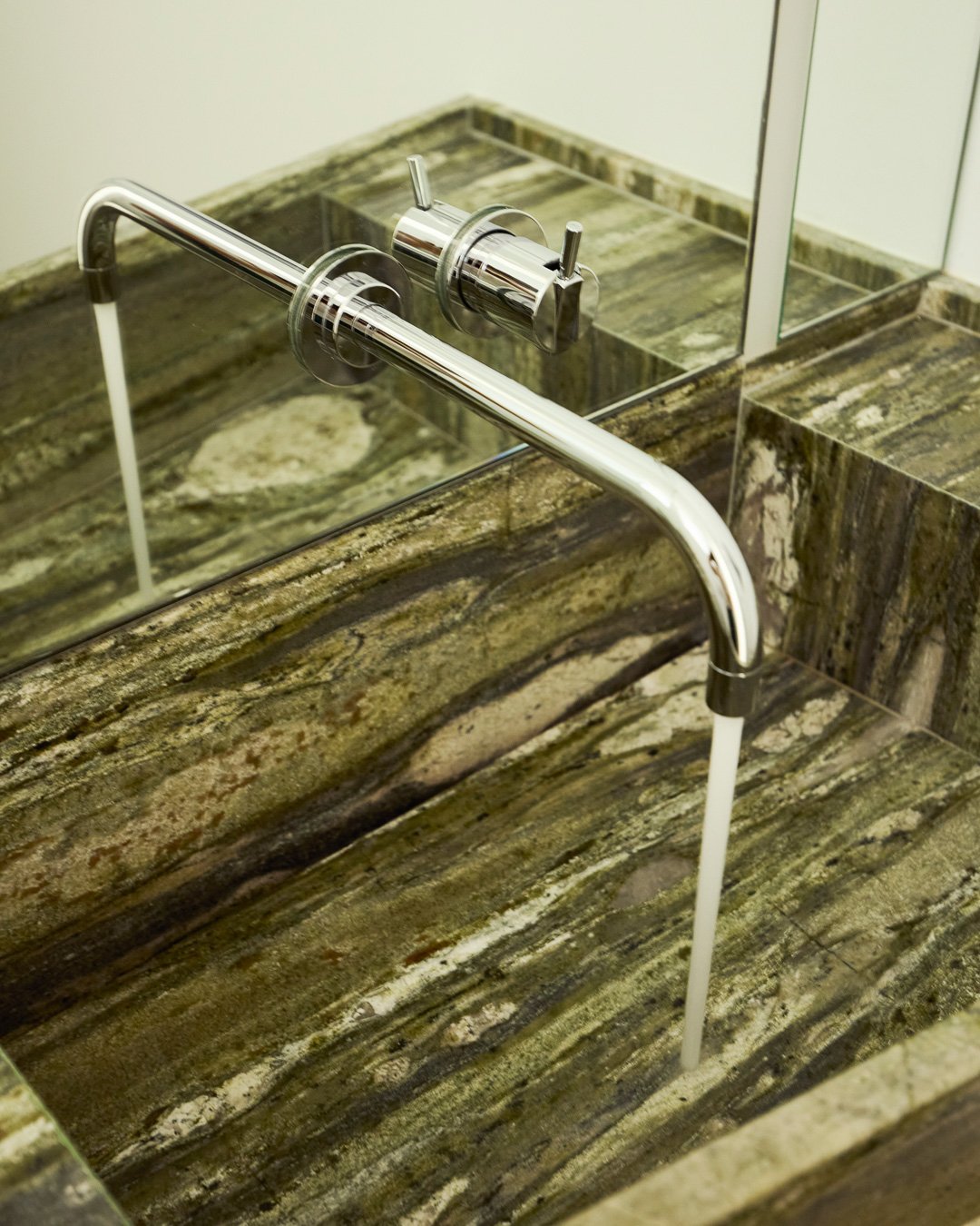 Edward Street | Powder Room 💚

Beautifully detaile bathrooms in this renovation received a clean, contemporary update inspired by the surrounding bushland. In the powder room, stunning luxe Verde Bardini granite takes centre stage &mdash; the hero f