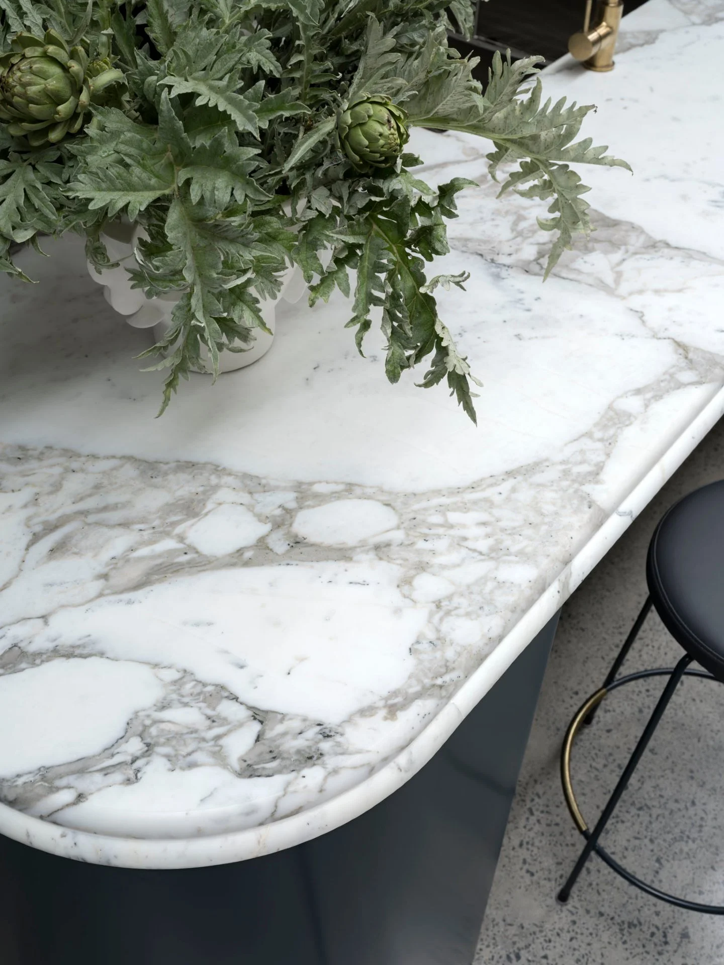 Ocean House | Kitchen Detail 

One of our favourite moments from the Ocean House photoshoot is this kitchen island detail. Arabescato Vagli marble with an elegant double bullnose curved edge is paired with navy and brass stools, set against concrete 