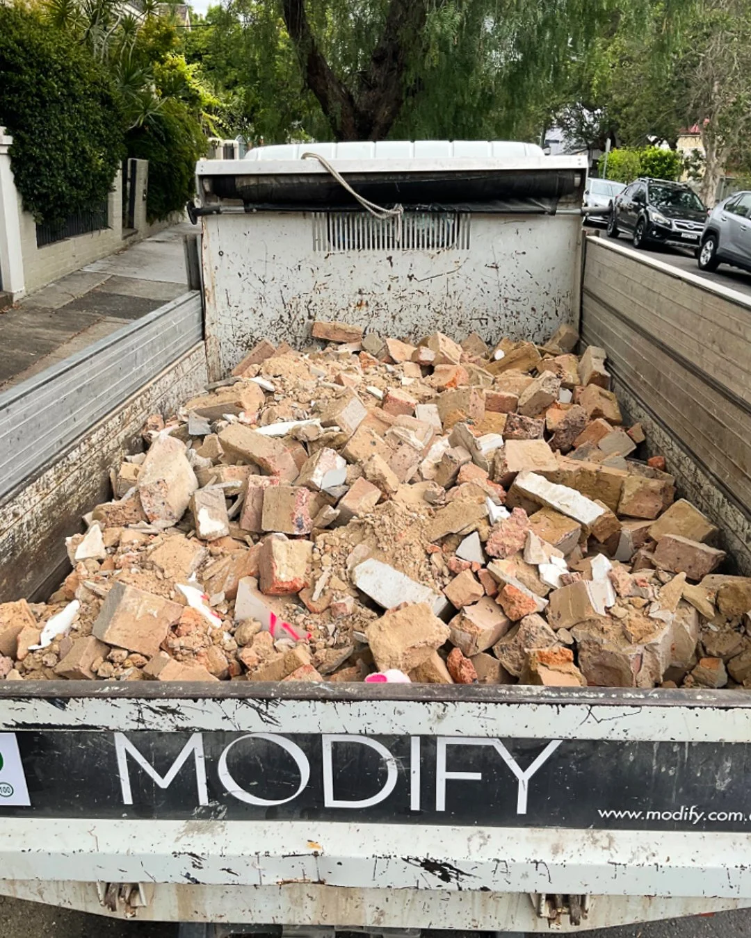 Wellesley House | Full Truck 🚚 🧱 

Sustainability on site matters to us. Throughout our builds, the team carefully separates and recycles materials wherever possible.

Today at Wellesley House, the truck is filling up with bricks that can&rsquo;t b