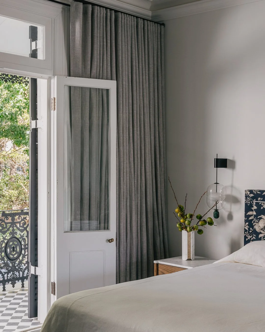 Moncur House | Master Bedroom 🤍

A quiet transformation, swipe to see the 'before' the Modify renovation.

The first floor was carefully replanned to improve functionality, with the removal of the existing fireplace allowing the bedroom to be reorie