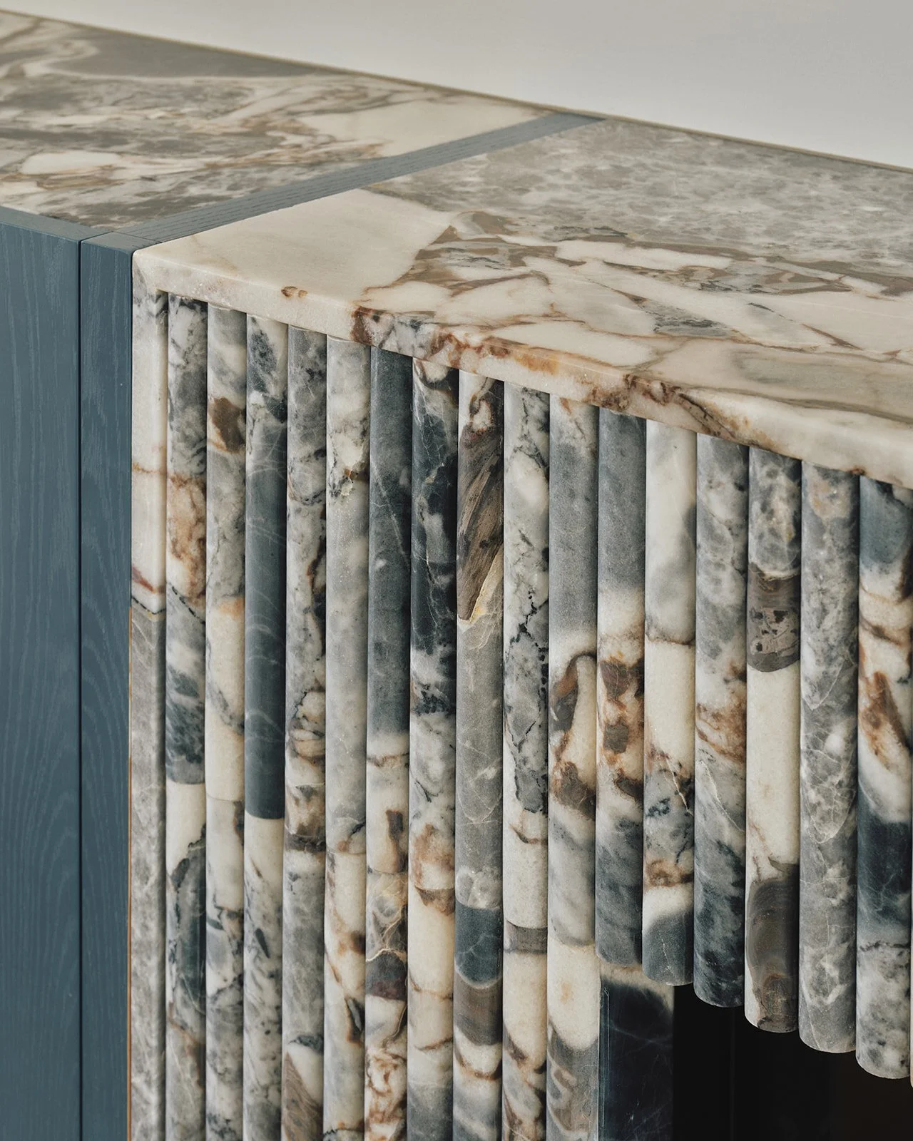 Cascade House | Stone Details

It's the thoughtful detailing that brings the interiors together. Our interior design team spent time carefully layering finishes, refining the joinery, and selecting lighting.

A standout feature is the fluted stone fi