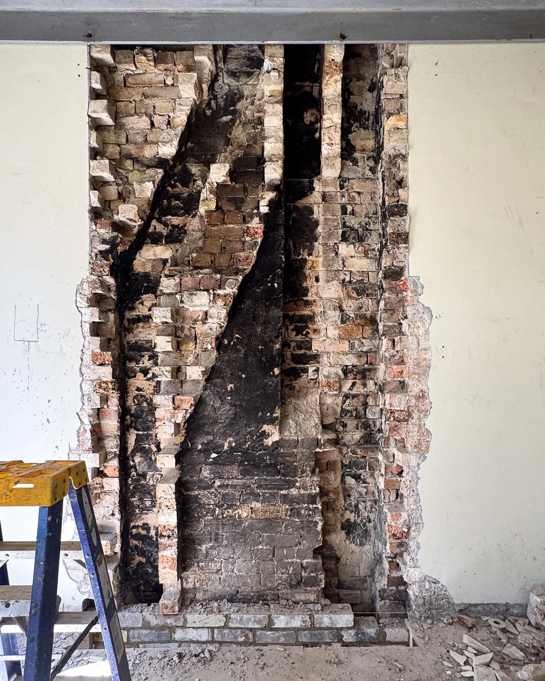 Lammermuir House | Progress Report

Where did all the old bricks go? 

In the kitchen and master ensuite, the original chimney's will be carefully bricked up using some of the salvaged bricks from the former street-front shop.

New flooring is being 