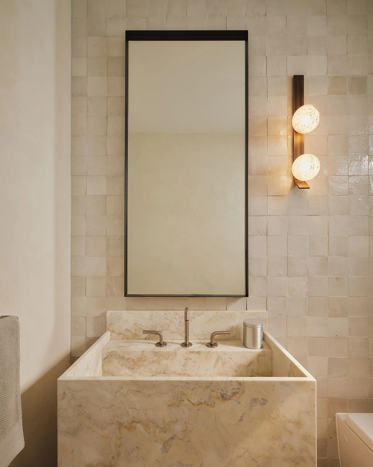 Bellevue Hill House | Powder Room 

A quiet moment of calm within a busy family home.

Thoughtful planning of the ground floor allowed us to introduce a new powder room, conveniently positioned just off the main living and kitchen areas.

The finishe