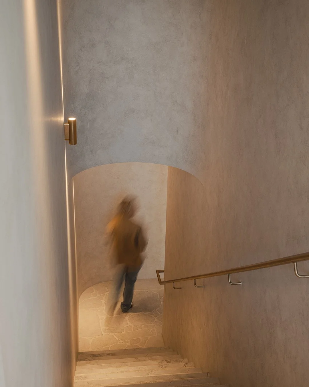 JDA Collective Offices | Entry Details

The entry sets the tone for the workplace, so our interiors team considered every element of the arrival experience.

Material and lighting selections were carefully brought together with a textured French wash