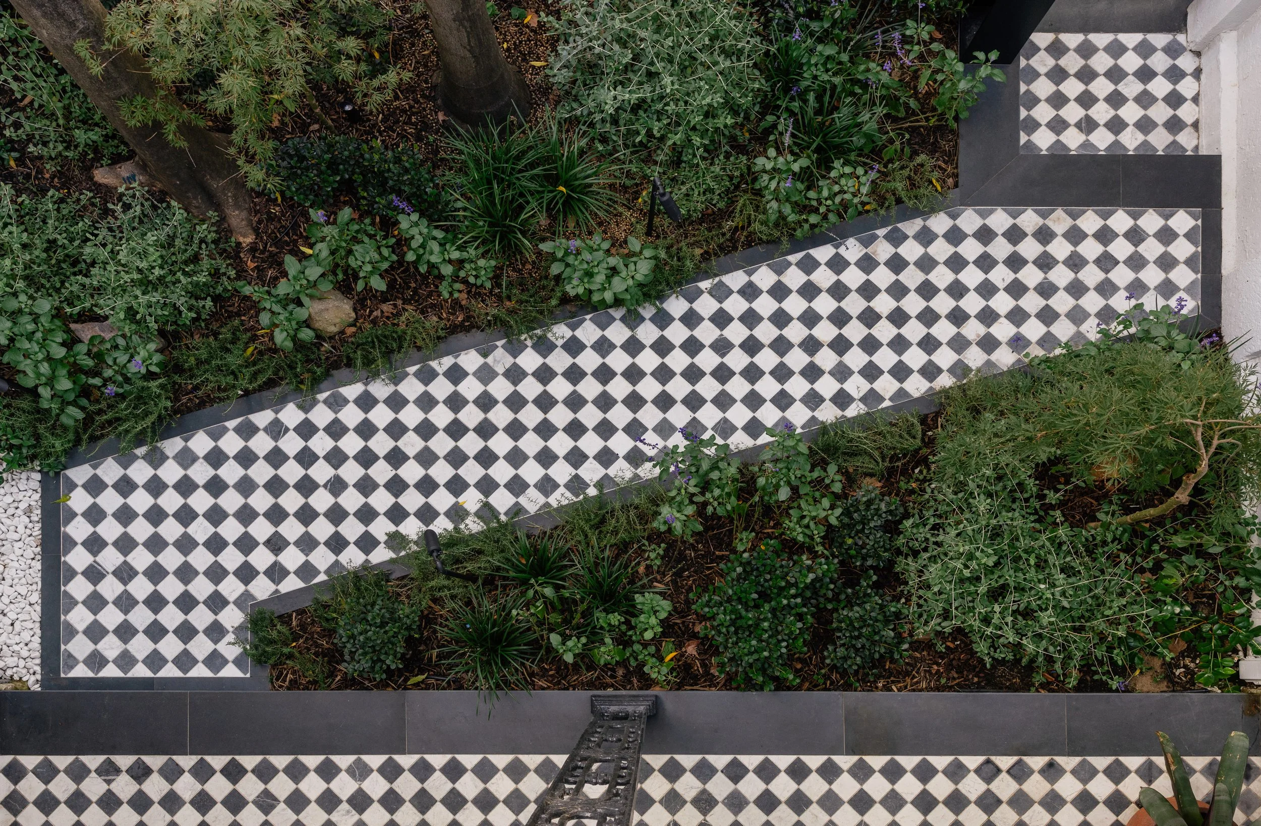 Modify Homes Moncur House Front Garden Checkerboard tumbled marble tiles garden