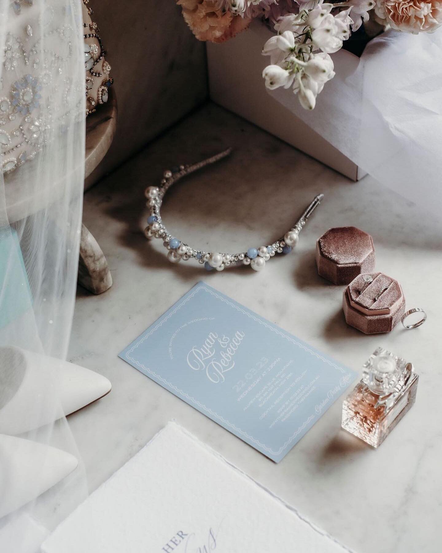 Dreamy detail shots! An essential in our eyes for any wedding.

We know how much time has gone into finding the perfect pair of earrings, choosing the right shoes or writing those heartfelt vows. These finer details beautifully tell your wedding day 