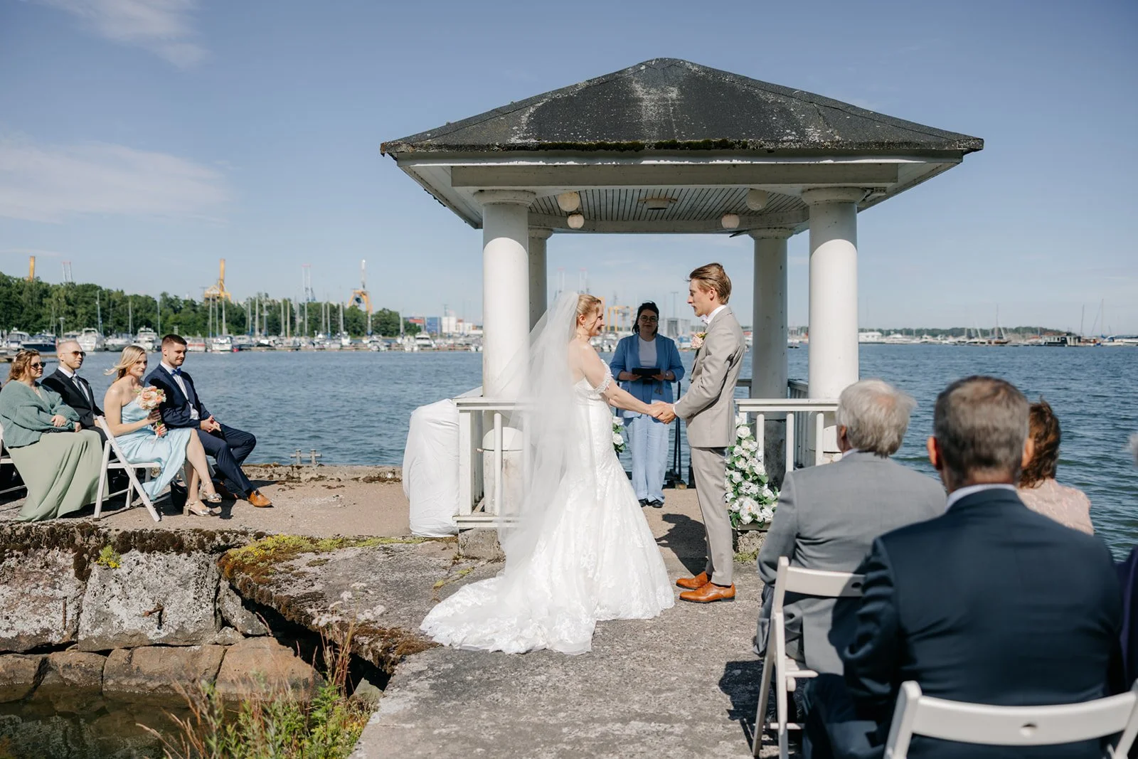 Henniina Visuals on ikuistanut hääparin seremonian meren rannalla kauniissa miljöössä.