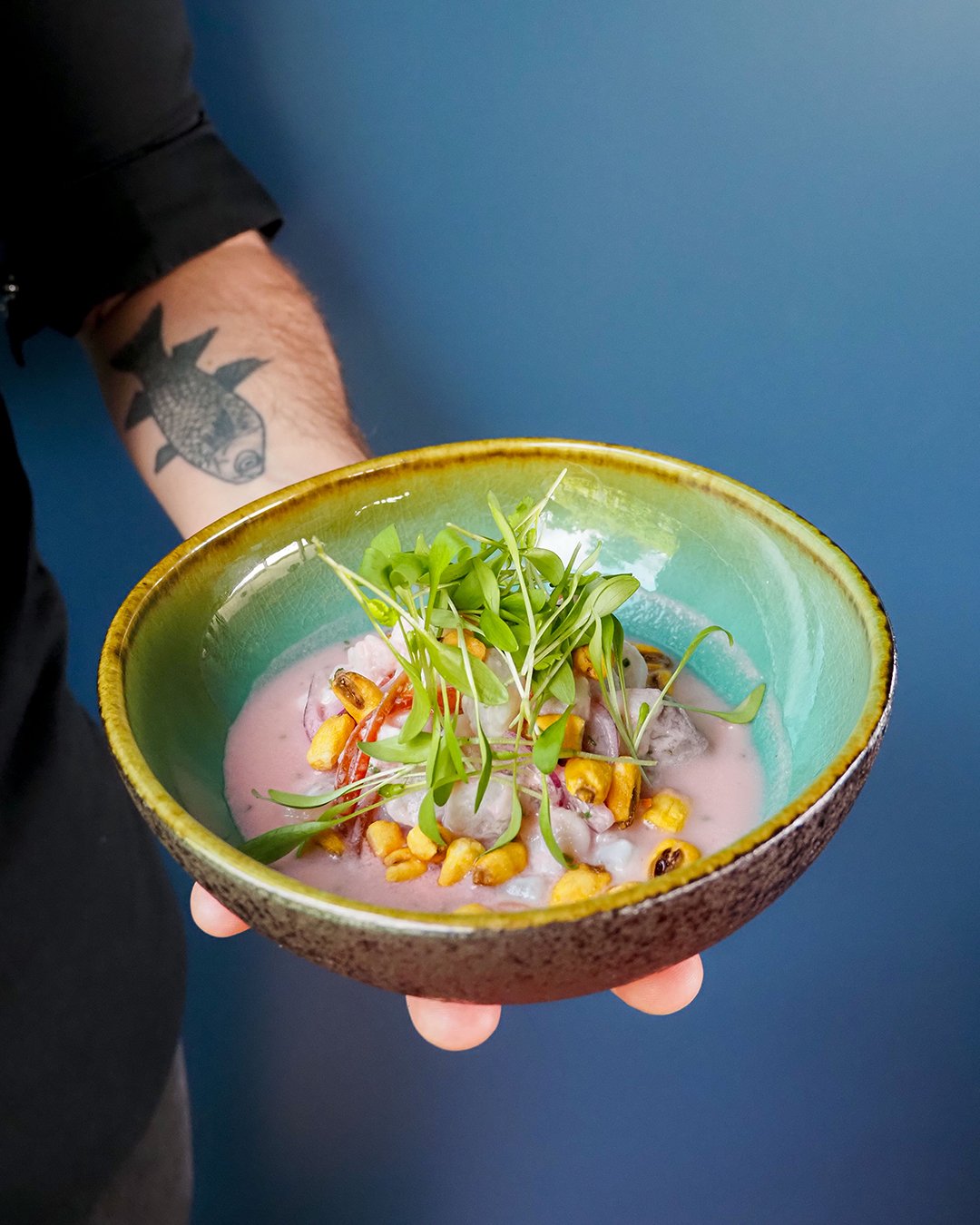 Does it taste like summer? Absolutely.
Is it a dive into the sea? Without a doubt.
Our new Ceviche.
We warn you, the rest is up to you. Bookings on the Link in Bio.
~
Sabe a Ver&atilde;o? Sabe. 
&Eacute; um mergulho no Mar? Sem d&uacute;vida. 
O noss