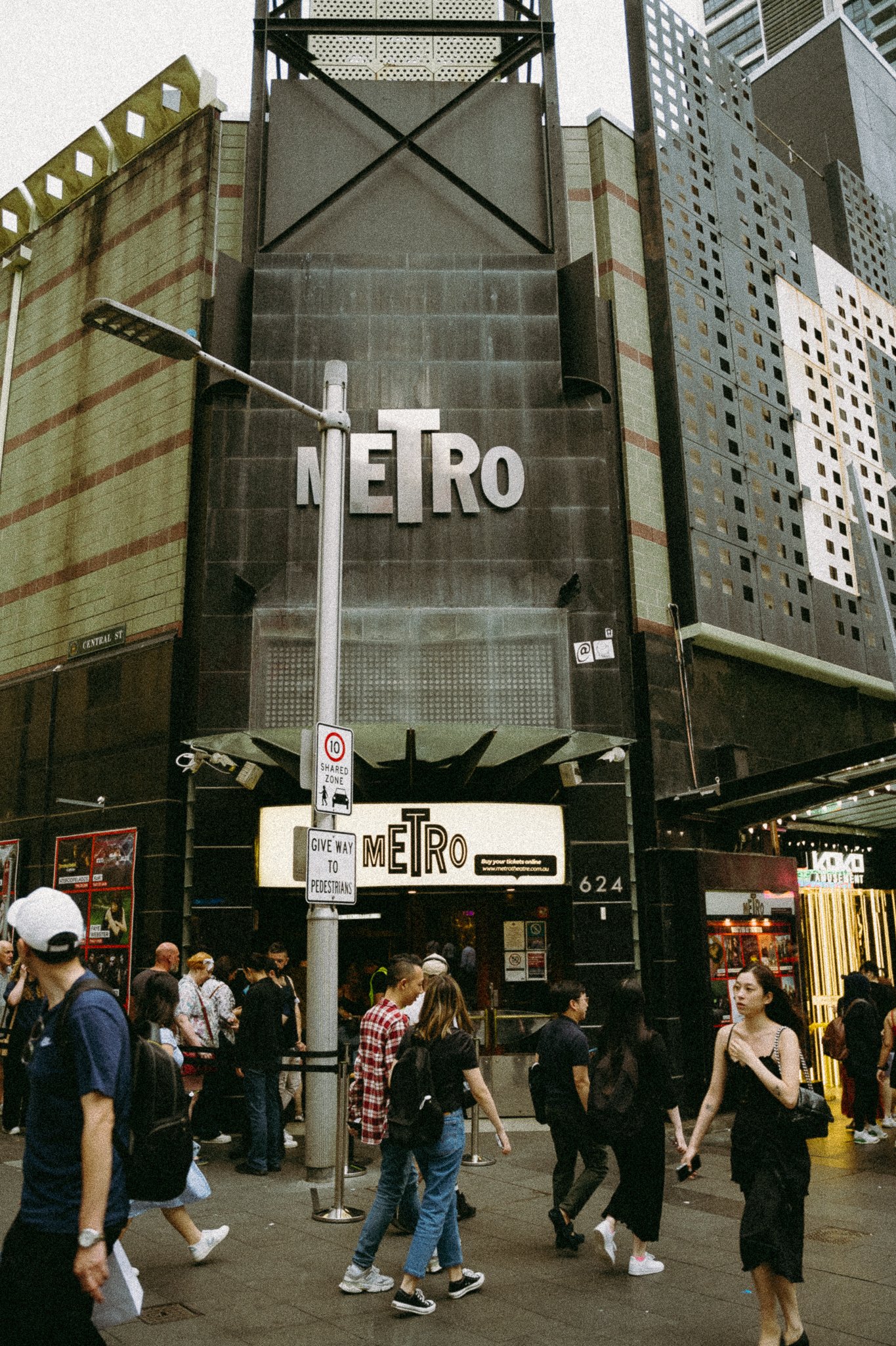 DSC03172edit-gregory-alan-isakov-metro-theatre.jpg