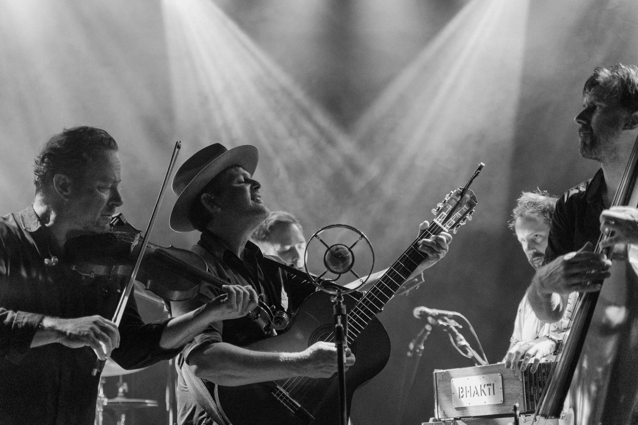 DSC03628edit-gregory-alan-isakov-metro-theatre.jpg