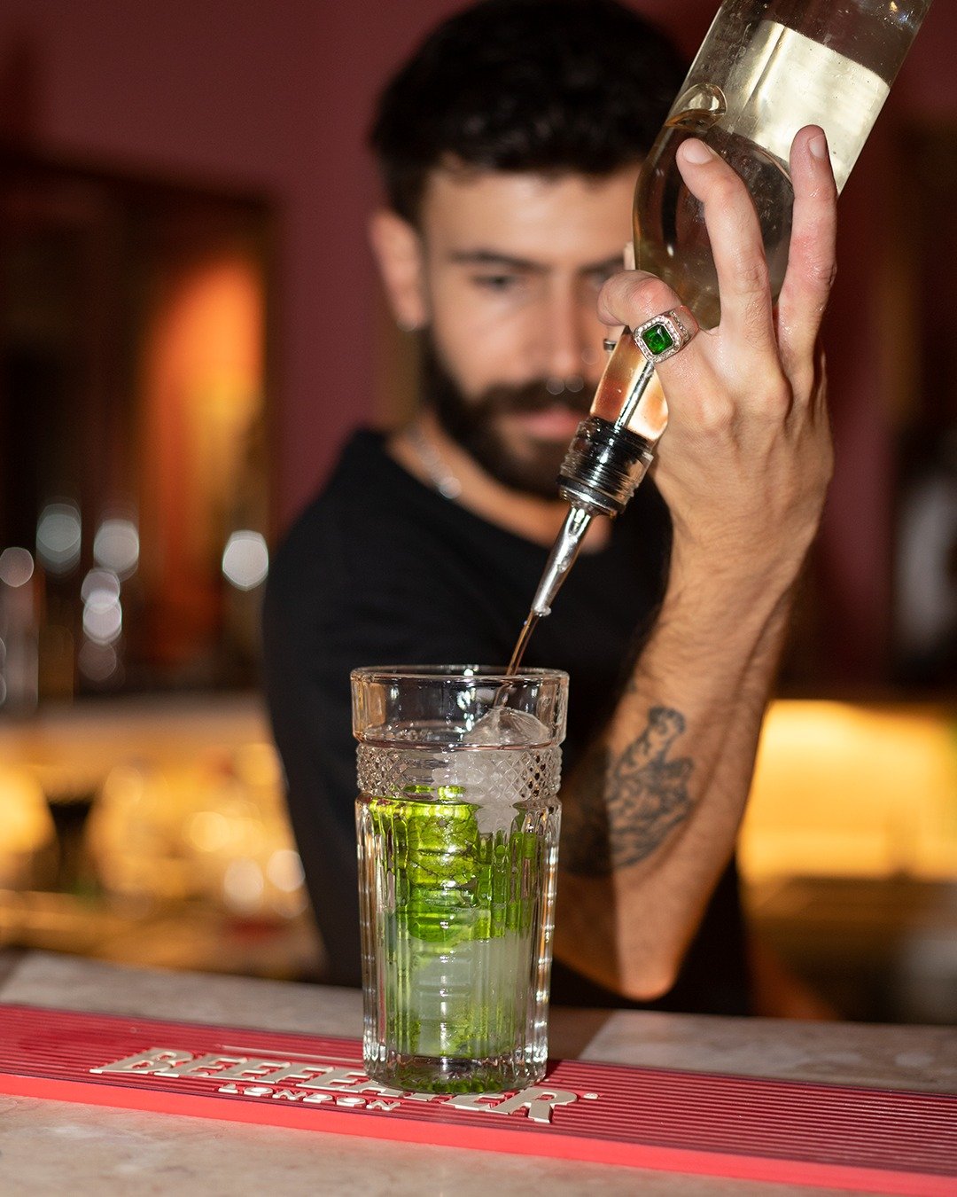 It's Friday and Saturday, with a dose of good and bad habits.
||
&Eacute; sexta e sab&aacute;do, com uma dose de bom e mau h&aacute;bito.

#obomomaueovilao #bar #lisbonnight #lisbon #happyhour #signaturecocktails #cocktails #CocktailsLisboa #LisboaDr