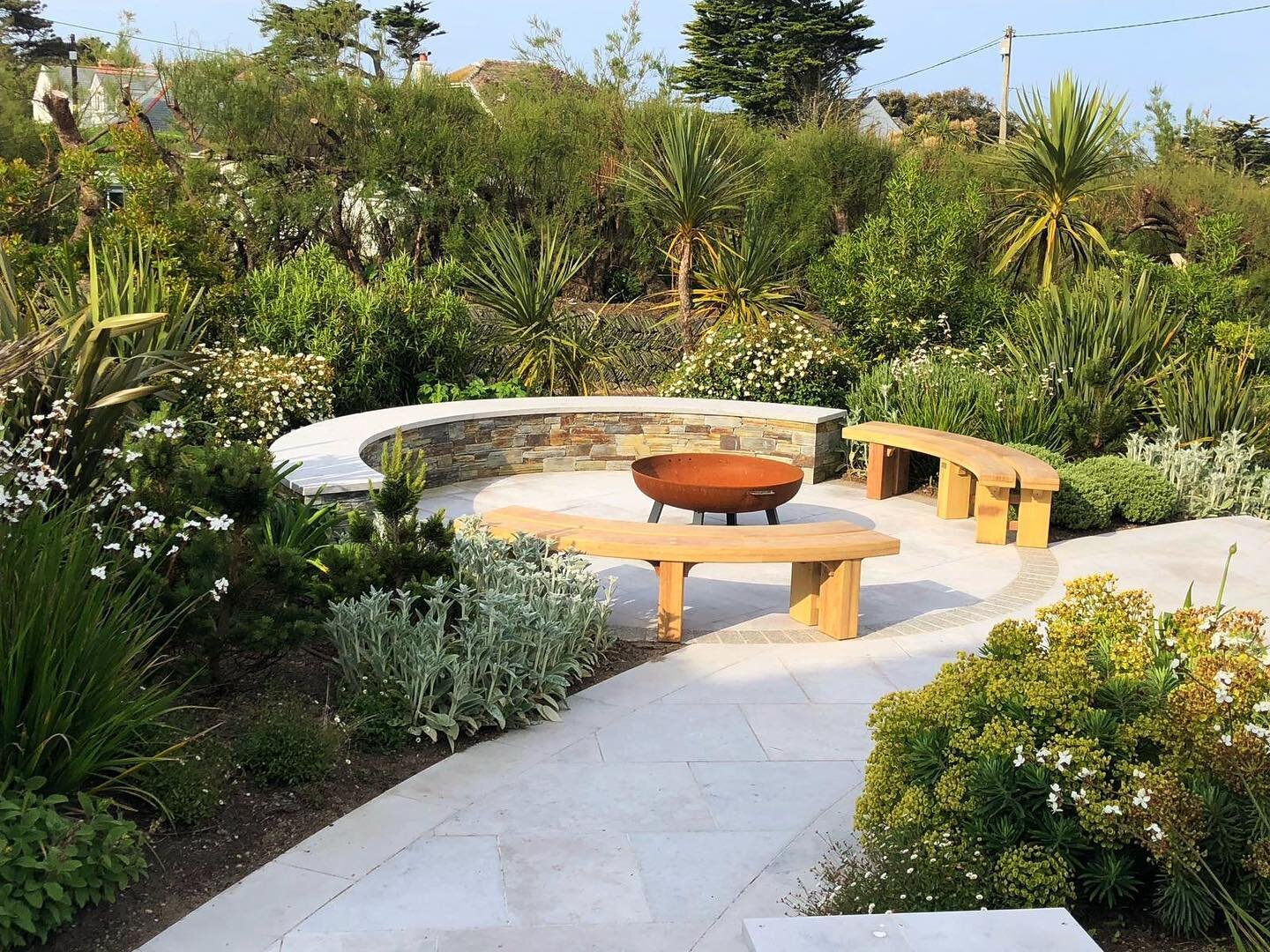 Seating space at our latest Constantine Bay project looking inviting in the early morning sun! Complimented well by the curved iroko benches commissioned by the client from @teakgardenfurnitureuk
.
.
#gardendesign #landscapedesign #gardenfurniture #i