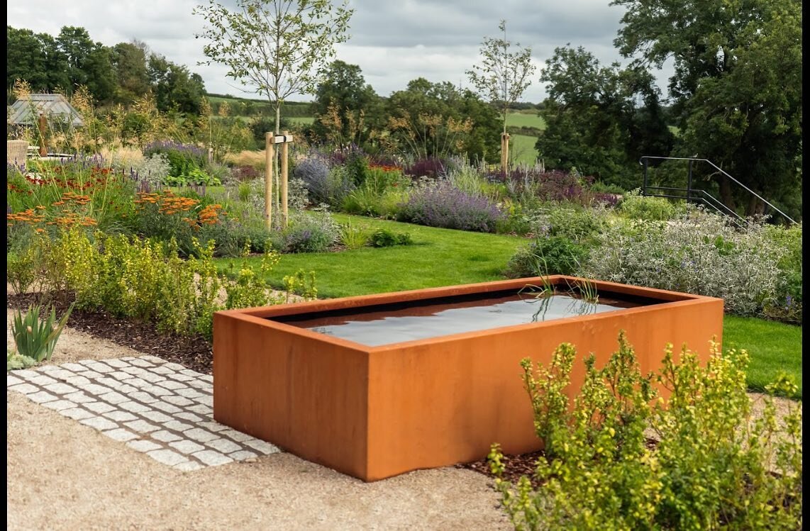 The lovely @maddiemeddings captured some great moments earlier in the year at our Wadebridge project. The autumn colour in this corten water tank feeling very apt at the moment! It&rsquo;s been a hit with the birds too 🍂
.
.
@newquaylandscaping #gar