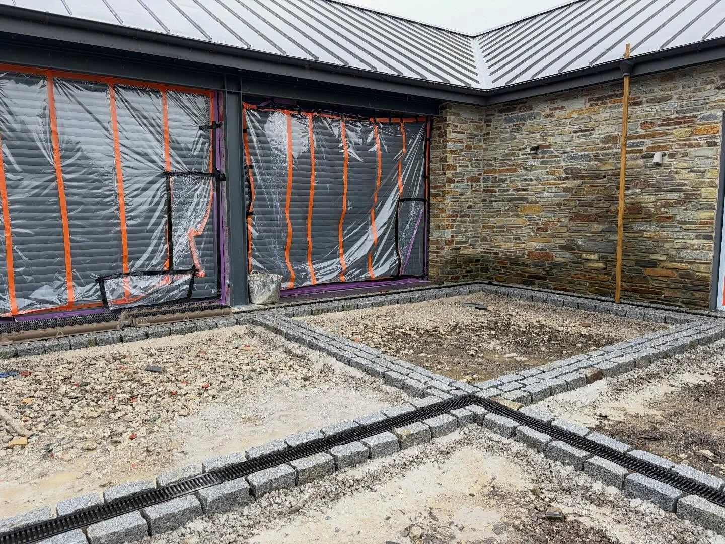 Grey days&hellip;. Gorgeous grey details! #gardendesign #gardendesigner #landscapedesigner #landscapedesign @crest__landscapes @capietra_artisans @allgreengb @huersconstructionconsultancy