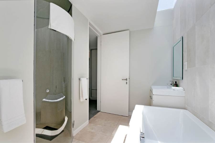 Benguela-Cove-Accommodation-Villa-111-Bathroom.jpg