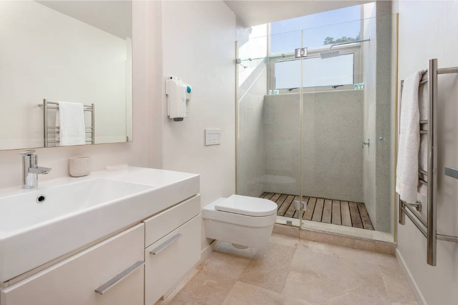 Benguela-Cove-Accommodation-Villa-111-Annex-Bathroom.jpg