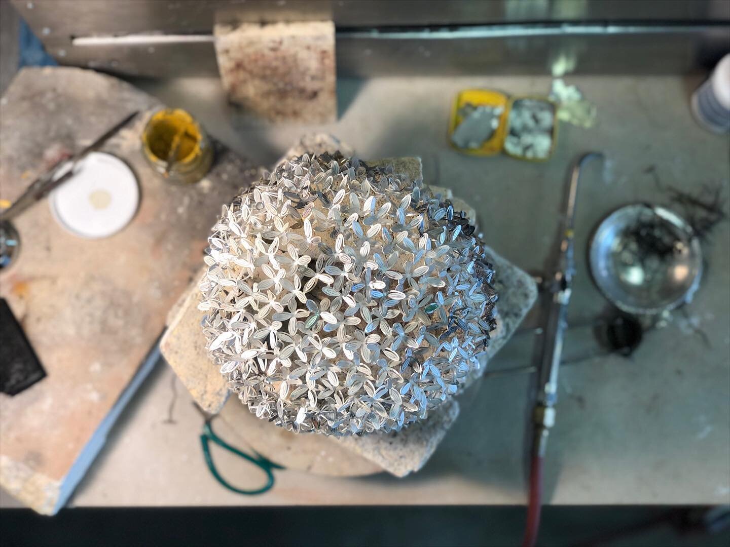 Early morning light in the studio 🌻 

Feels good to be back working on larger sculptural pieces now that orders are shipped and custom pieces are well on their way ✨

#contemporarysilver #ephemeralobjects #handpiercedsilver #solderingstation #ooakde