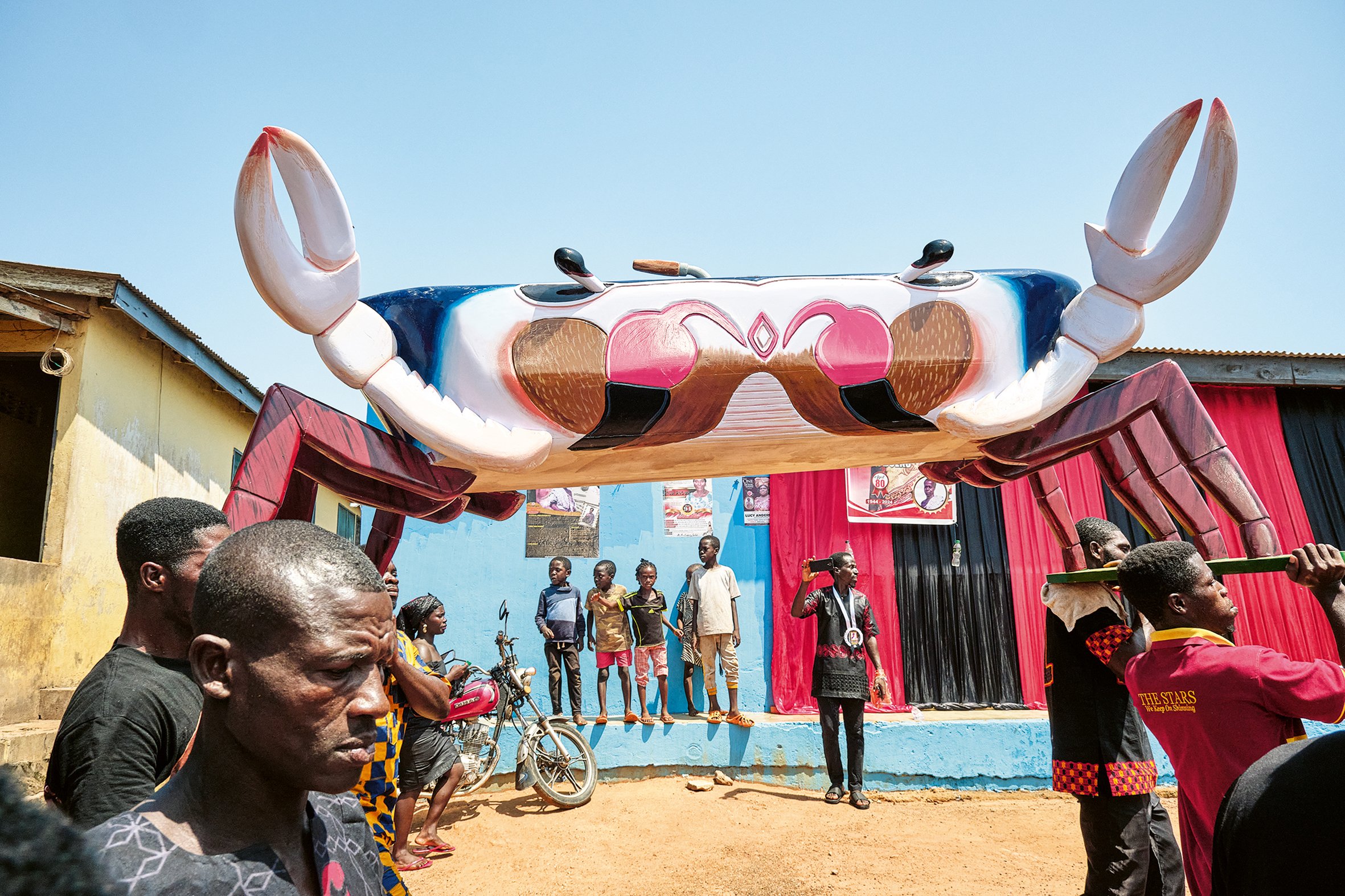 A professional builder known as ‘Crab’ is buried in this coffin. – Central Region, 2024. (Coffin: Kwaku Hanson)
© Regula Tschumi