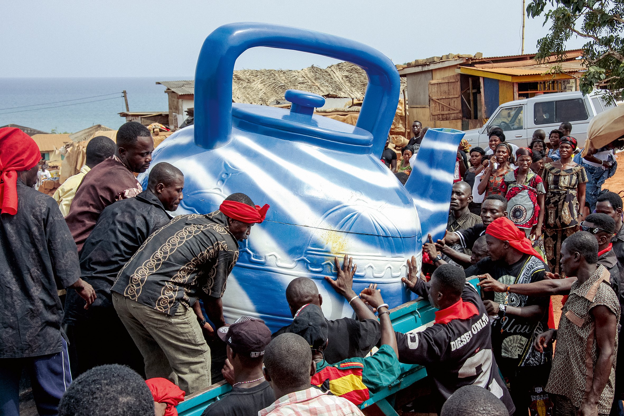 The family presents this fisherman and traditional priest with a coffin that
corresponds to the blue teapot he used for his ritual ablutions.– Central Region, 2009. (Coffin: Kudjoe Affutu) © Regula Tschumi