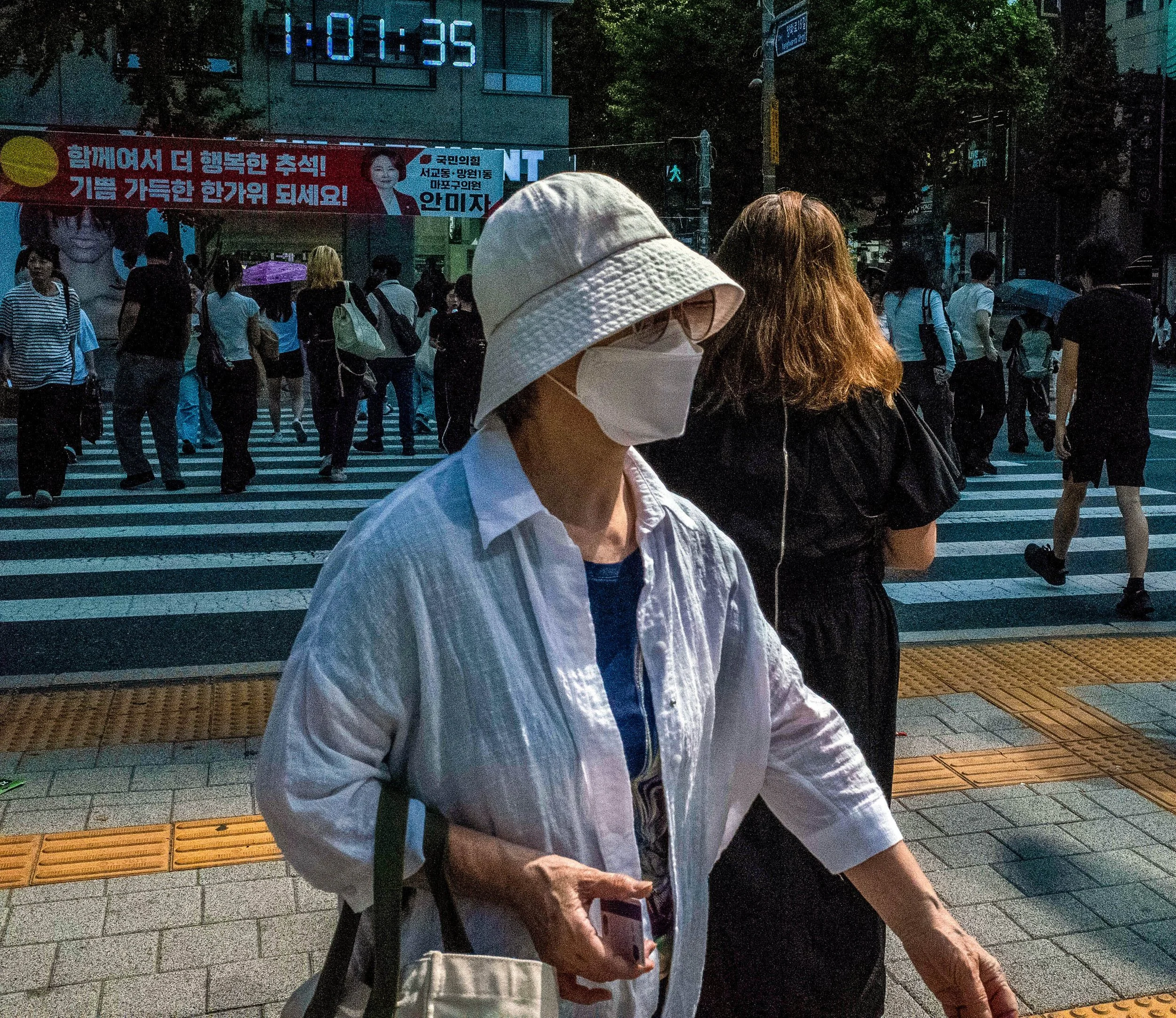 Yanghwa-Ro, the massive, multi-lane main boulevard cutting right through the heart of the Hongdae district, near Hongik University.