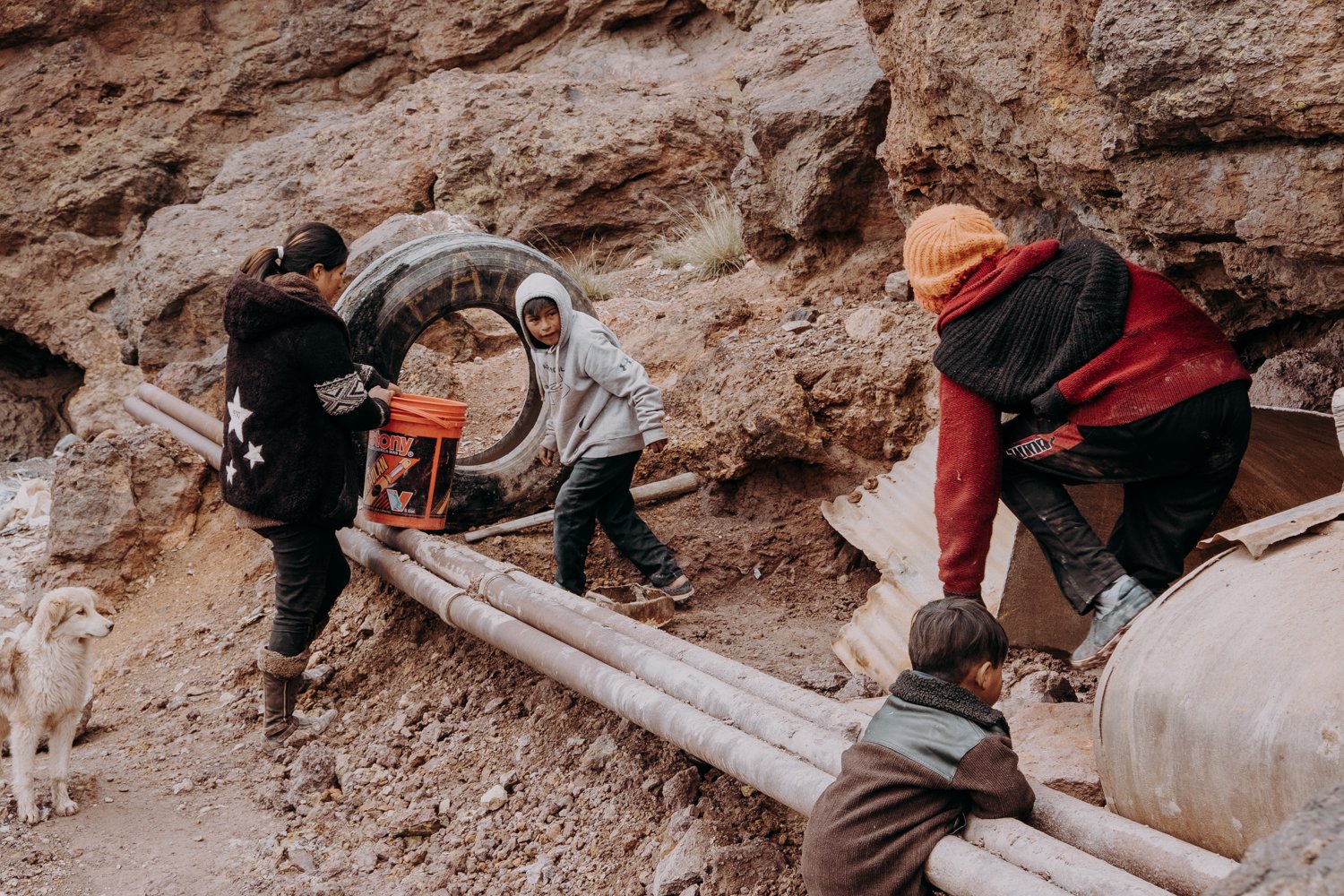 Children play digging tunnels
