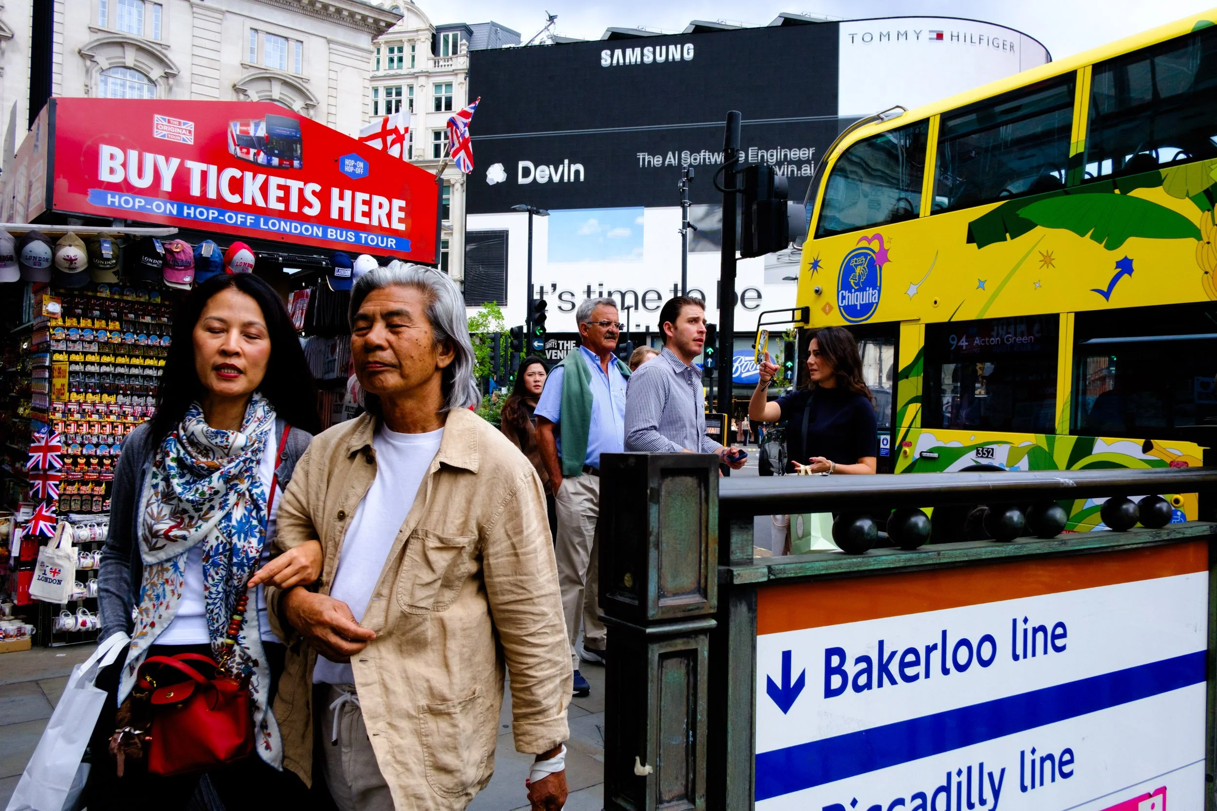 XT050085-london.jpg