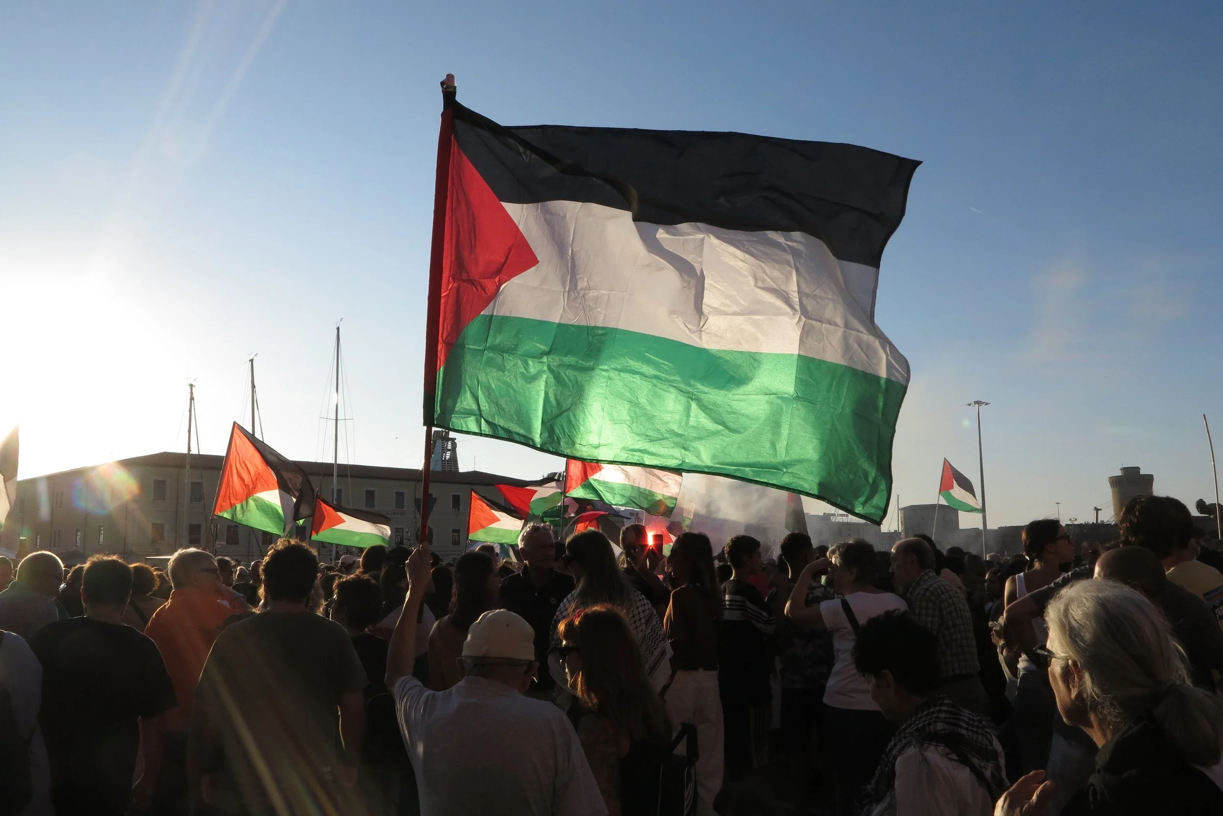 Lorenzo Ferretti – In my series of photos, the Palestinian flag becomes a mobile symbol: it waves in a
march, protects children, accompanies a dog, and blends into the details of everyday life.
My aim was to restore a visual fragment of the memory of