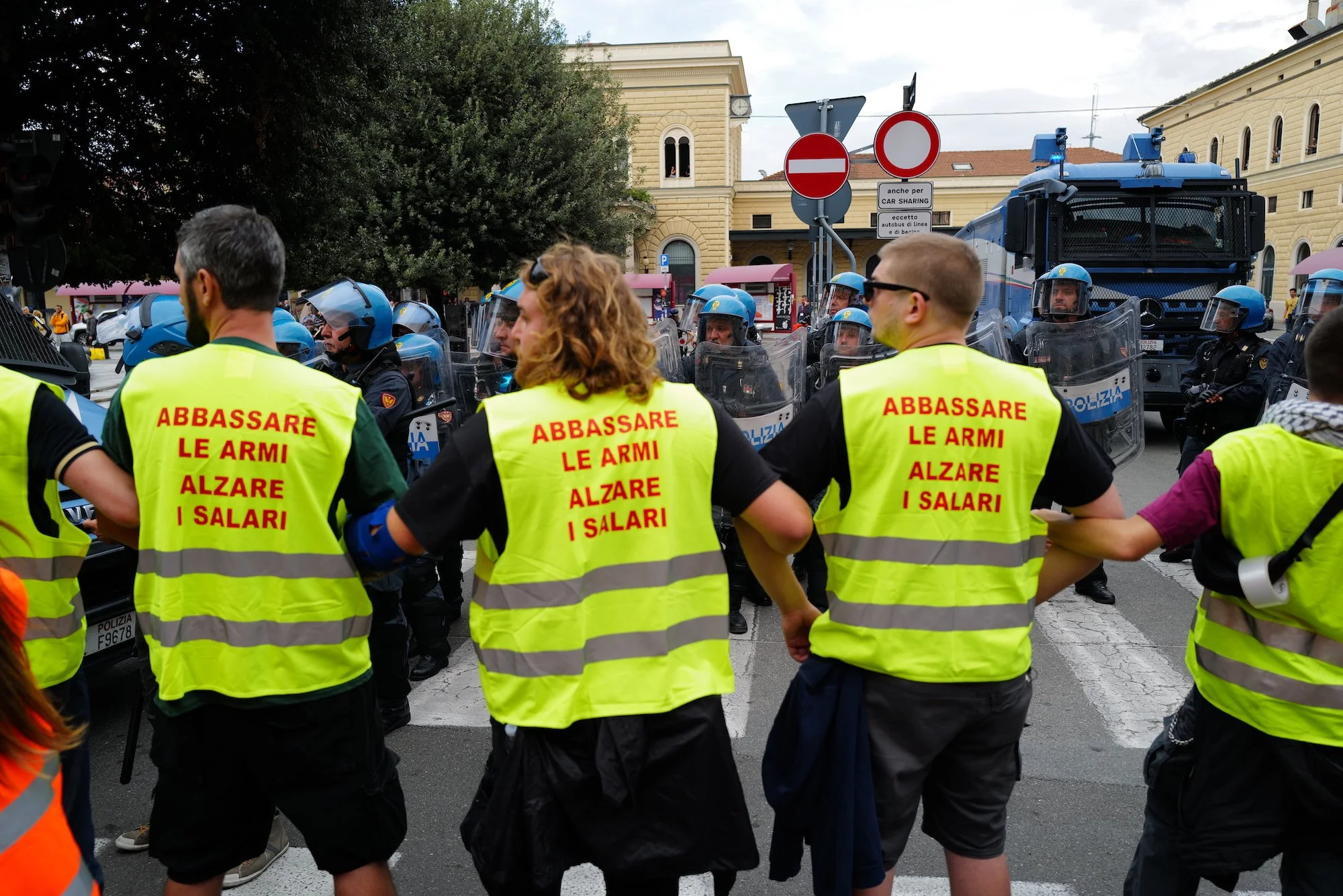 Gianni Olivetti – Anger and joy. The emotion that becomes participation, the constant search for answers.From worker's struggles to
social justice, to borderless solidarity. Movements, civil society, individual people. The activism of many, the voice