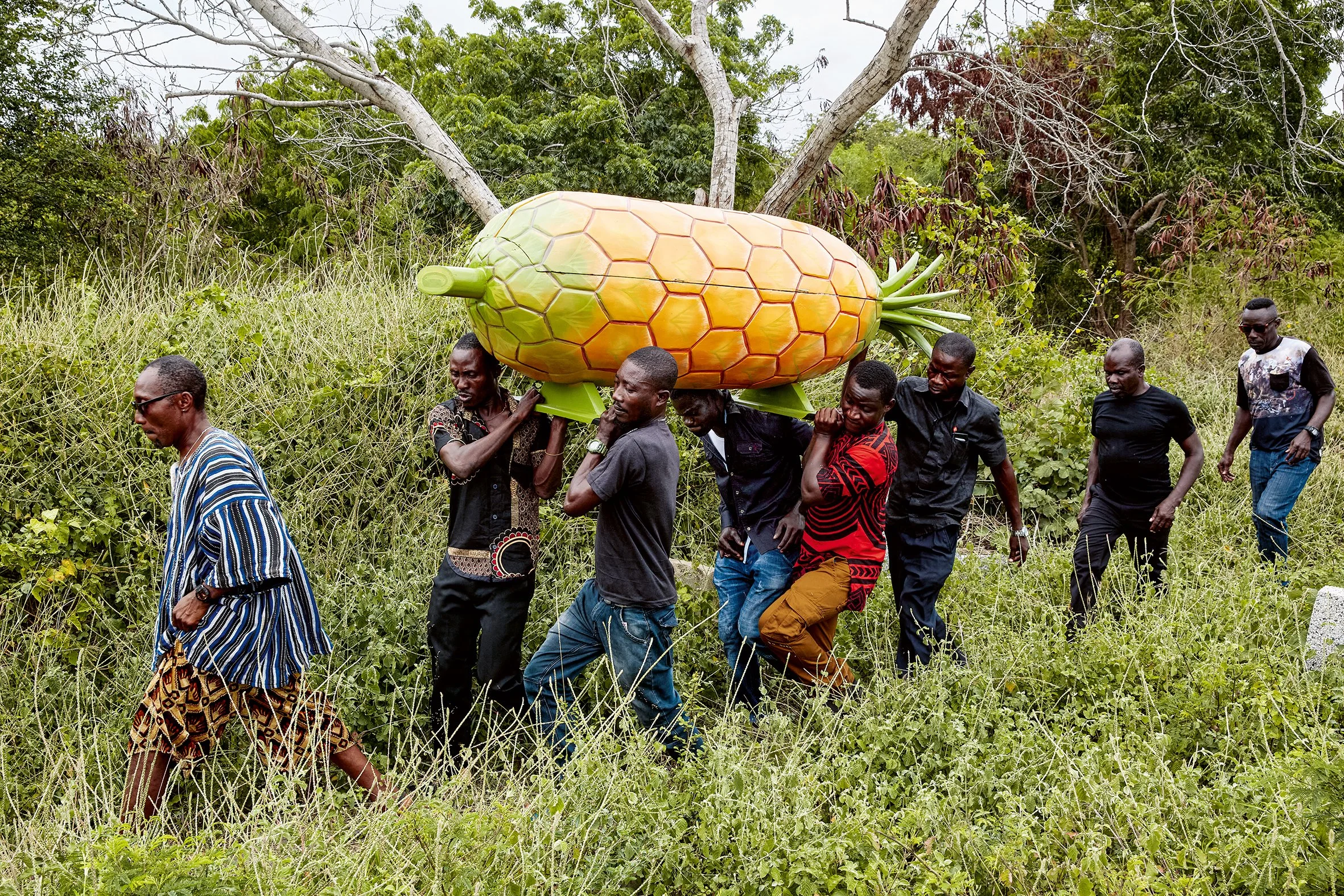 Relatives carry the coffin of a pineapple seller to her grave. – Greater Accra, 2019. (Coffin: Eric Kpakpo)
© Regula Tschumi