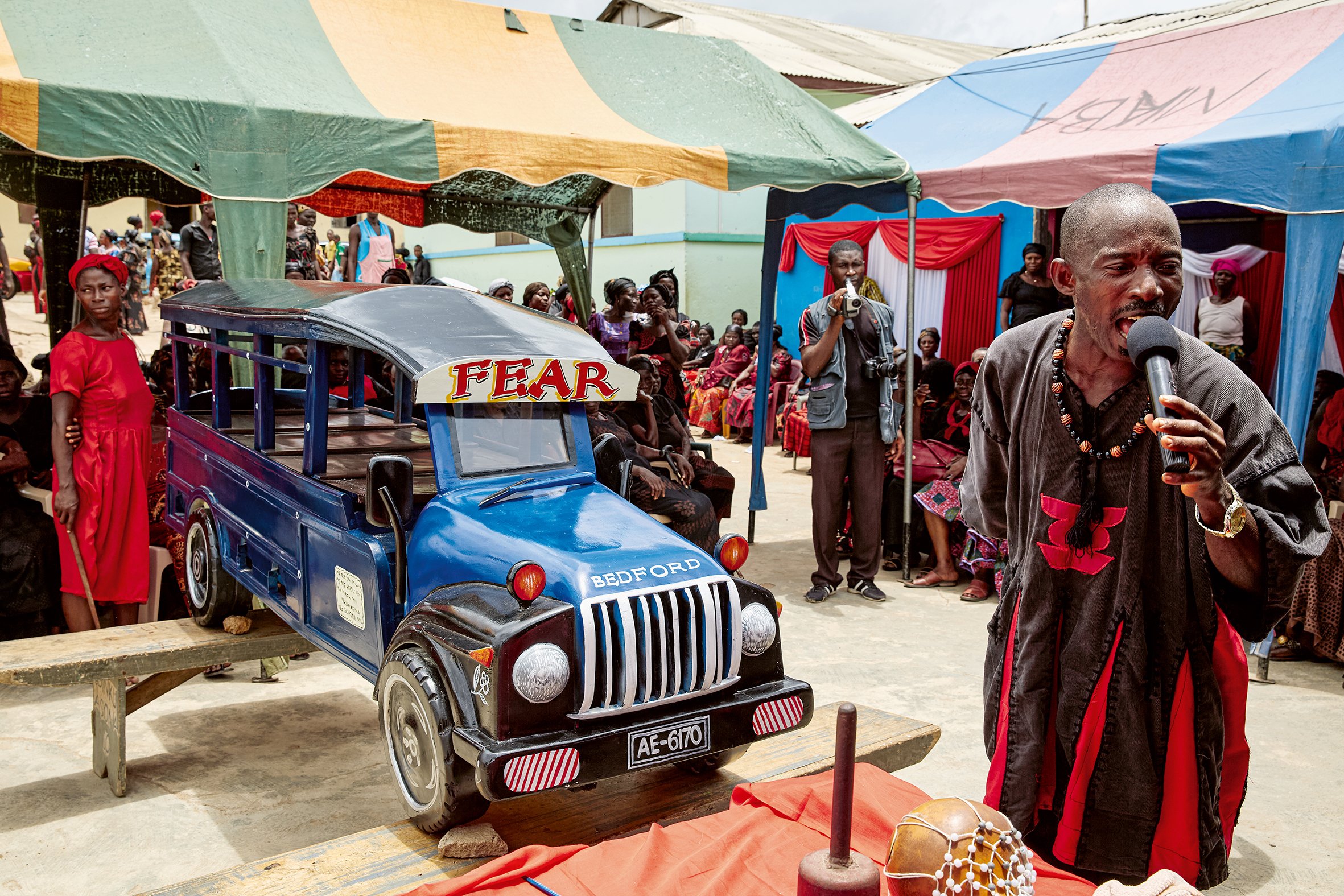 A driver is buried in a coffin in the shape of his Bedford truck. – Central Region, 2015. (Coffin: Kudjoe Affutu)
© Regula Tschumi