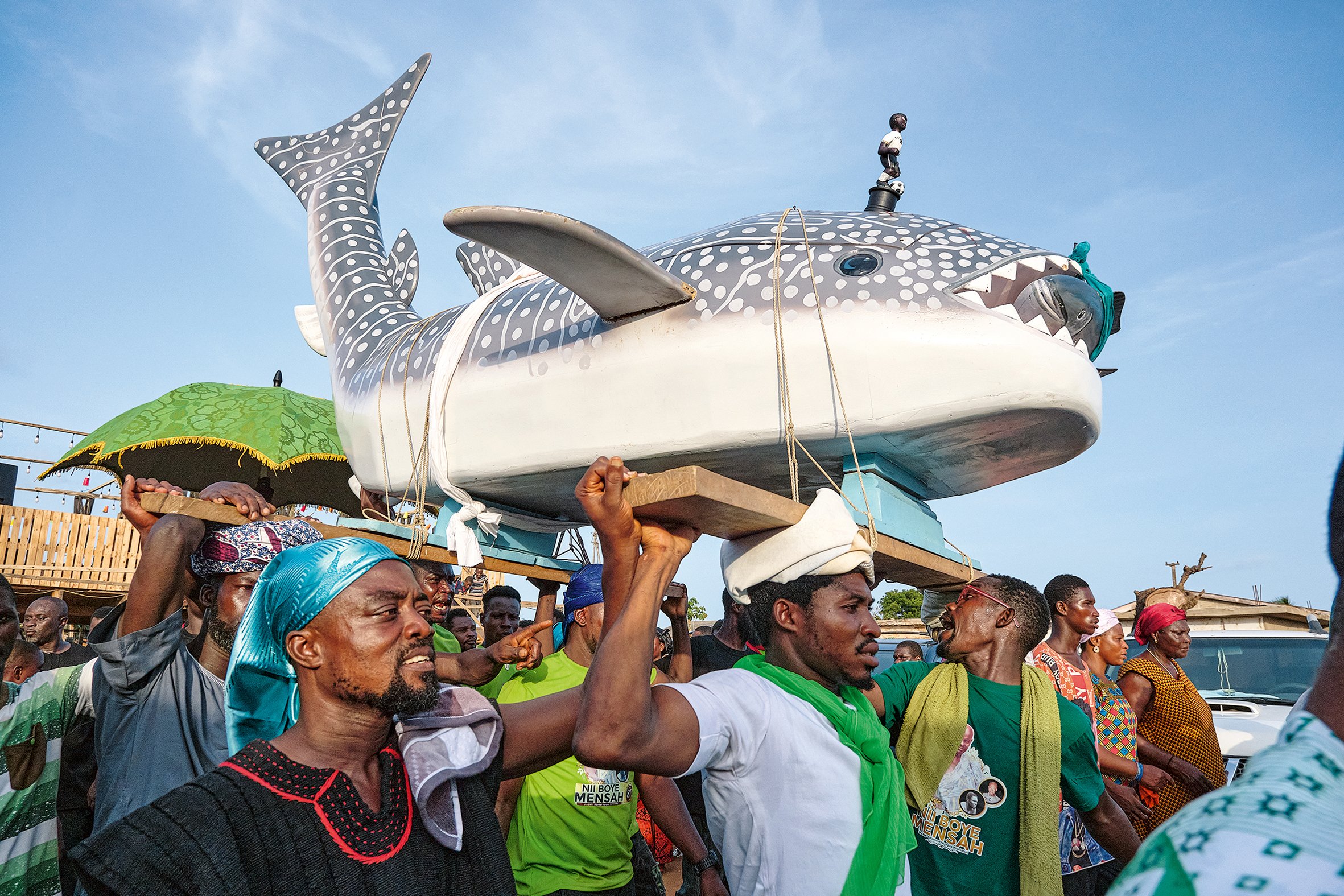 The family of the chief of the fishermen honours him with a whale shark.
This is considered to be the largest and strongest of the sharks, so such a coffin
also symbolizes the high status of the deceased. – Greater Accra, 2024. (Coffin: Tawiah)
© R