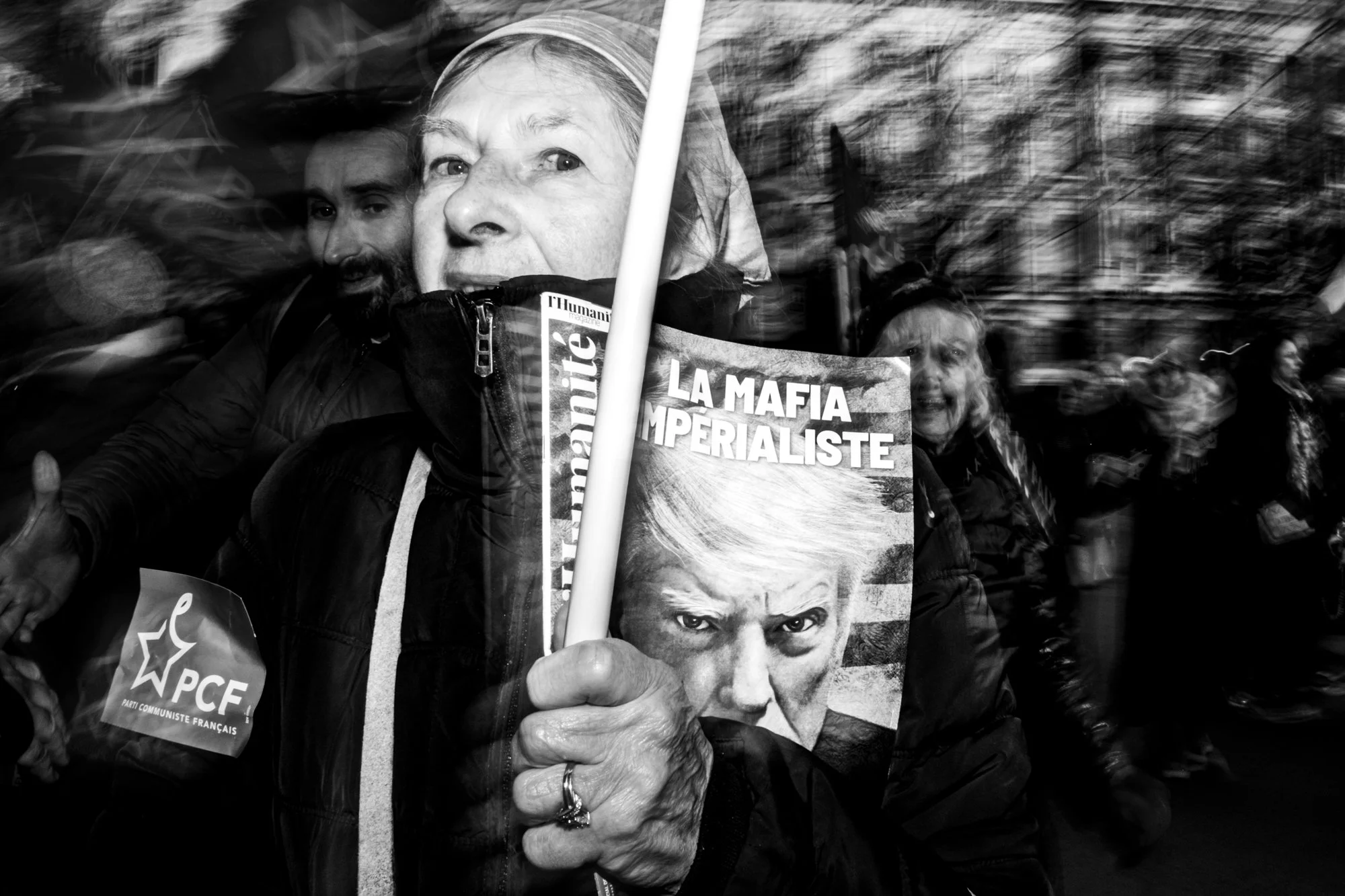 Ludovic Vievard –  This photographic project was created during a demonstration in support of the Venezuelan people, set against a backdrop of protest over Donald Trump’s international actions. More than a documentary record, it offers a sensitive im
