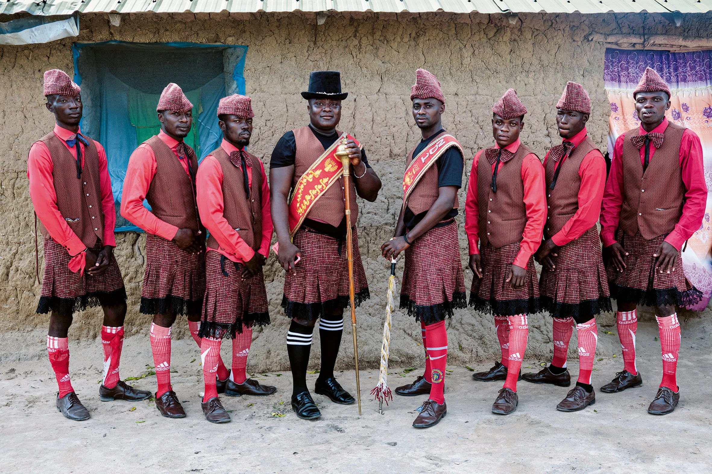 The Coffin Dancers in the uniform ‘Scottish Red’. – Greater Accra, 2022.
© Regula Tschumi