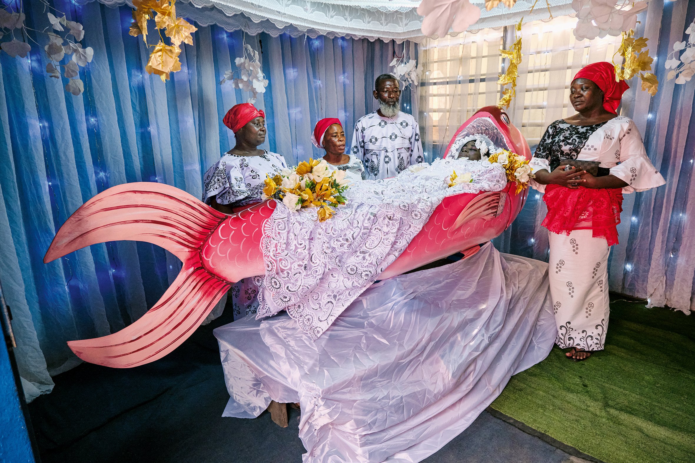 Relatives bid farewell to a fisherman in his coffin. – Greater Accra, 2024. (Undertaker unknown; coffin: Eric Kpakpo)
© Regula Tschumi
