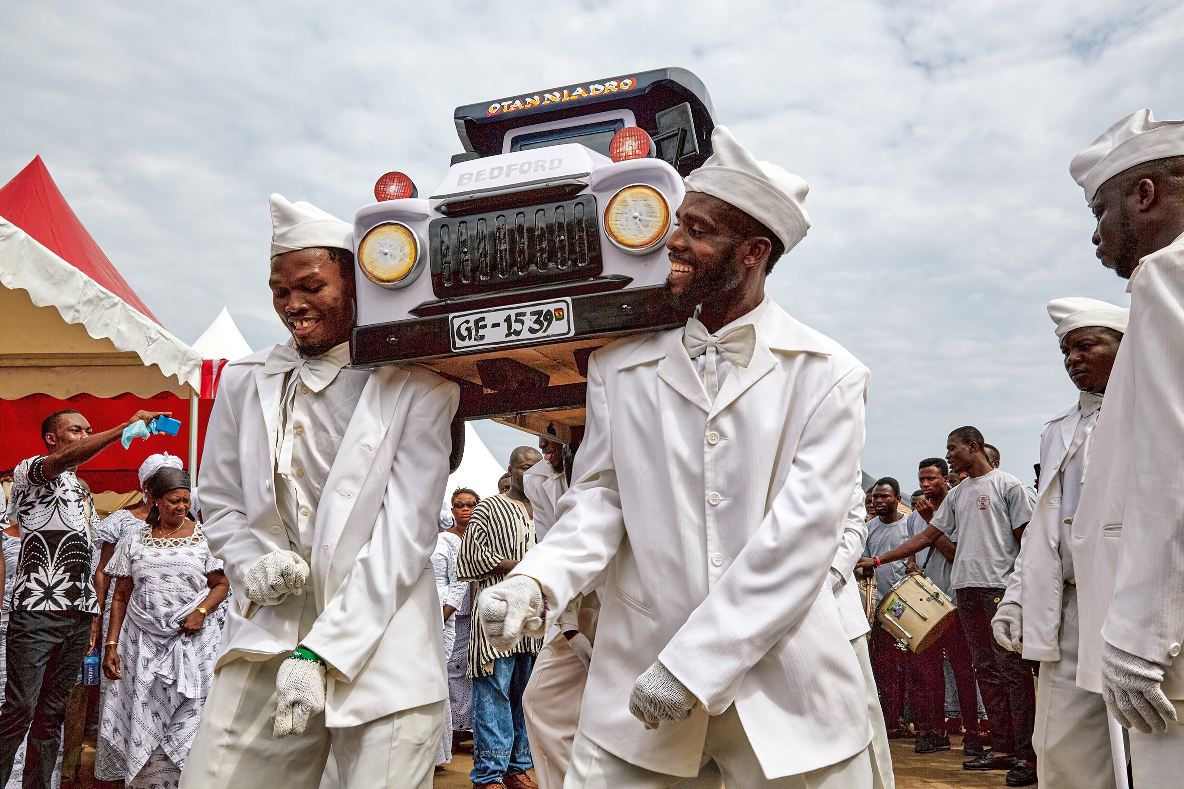 At the funeral of the head of their family, who worked as a Bedford truck driver, the family surprises their guests with a Bedford coffin and a performance by the Coffin Dancers. They not only dance with the truck, but also carry it to the cemetery,