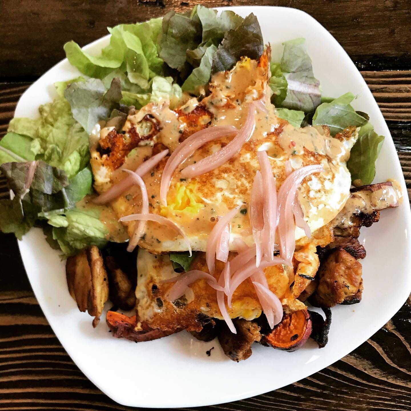 Quick and simple breakfast with leftover roasted veg, local pastured eggs from @sisufarmscolorado, greens from my own garden, pickled onions, and delicious lions mane mushrooms from @mmm_grandlake!  Healthy, nutritious and filling!
.
#nutritionistapp