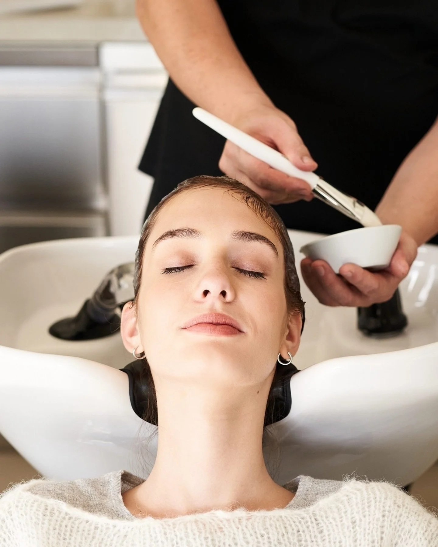 How to do an in-salon Davines detox for your clients:⁠
1️⃣ Cleansing: Perform a gentle massage with #Davines #Naturaltech Detoxifying Shampoo and Naturaltech Elevating Clay Supercleanser to dissolve buildup and restore the scalp⁠
2️⃣ Conditioning: Th