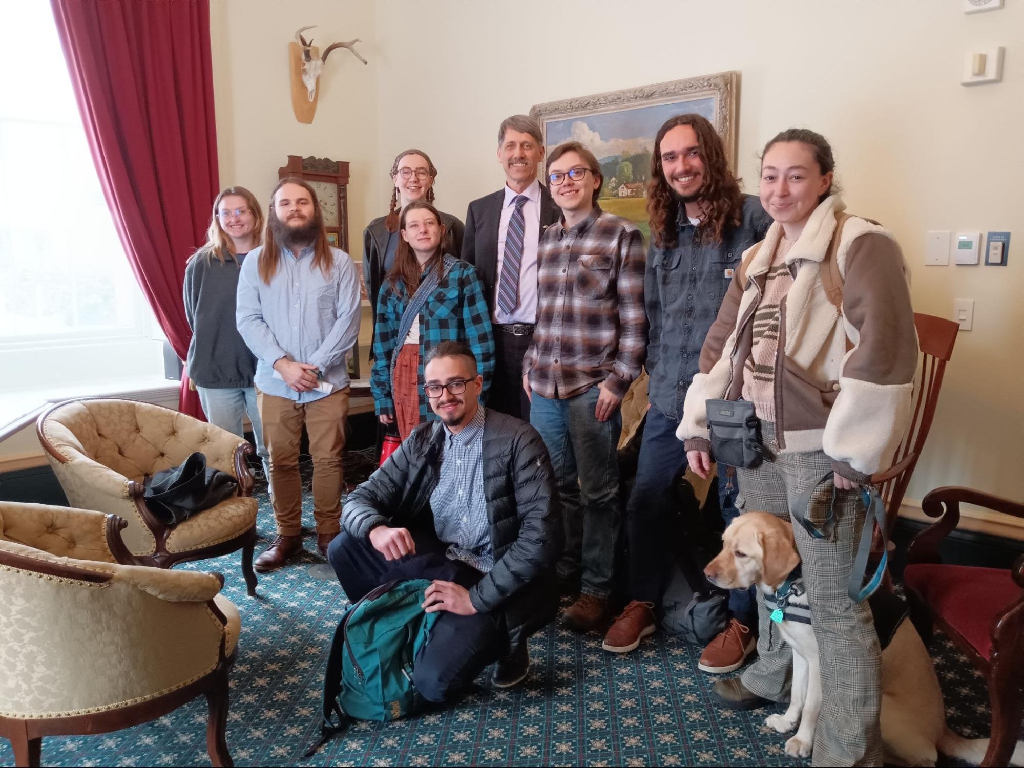 �����ؿ� Students stand with Lieutenant Governor John Rodgers