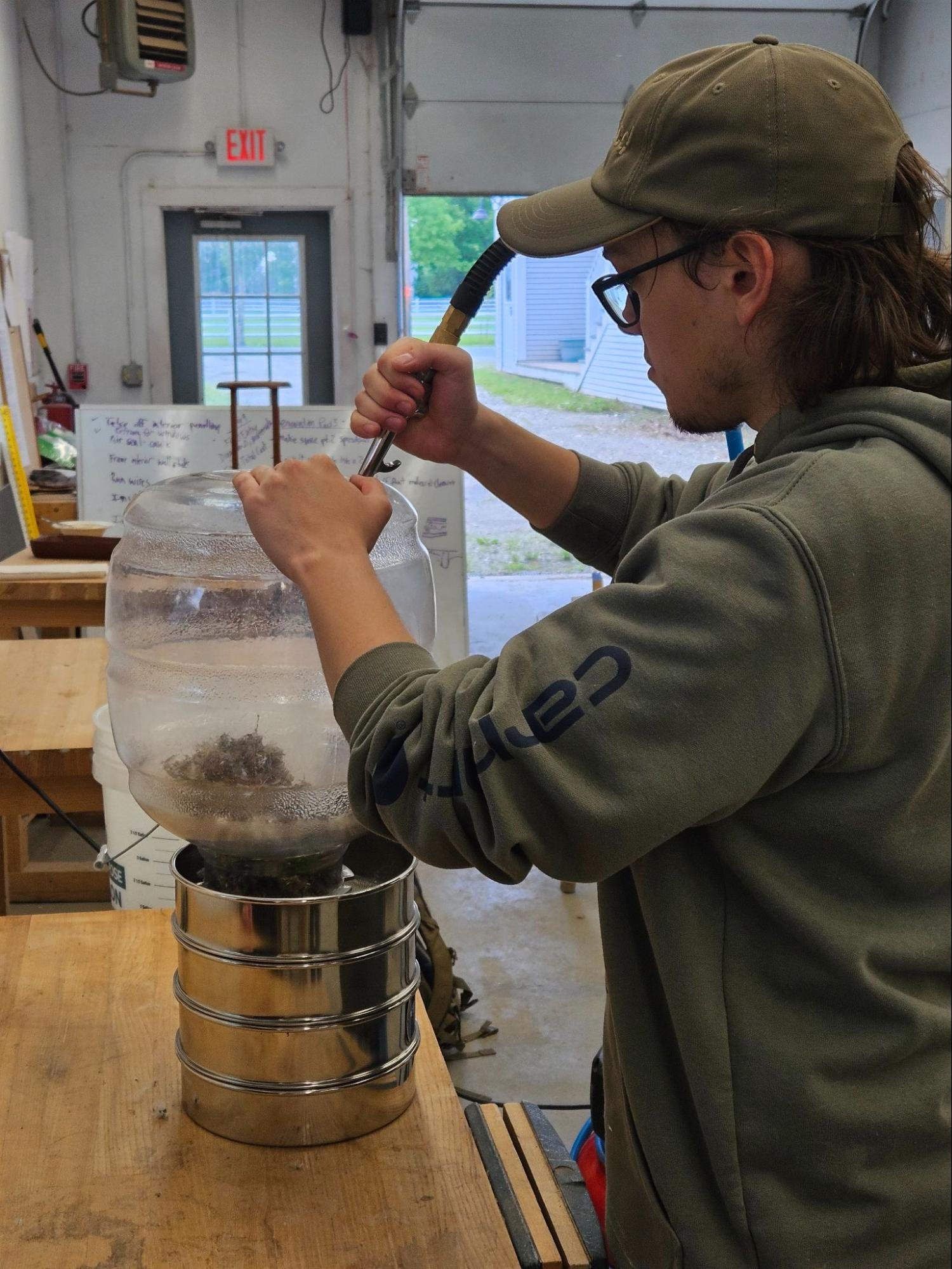 ���Ǻ��� students in the field doing seed collection