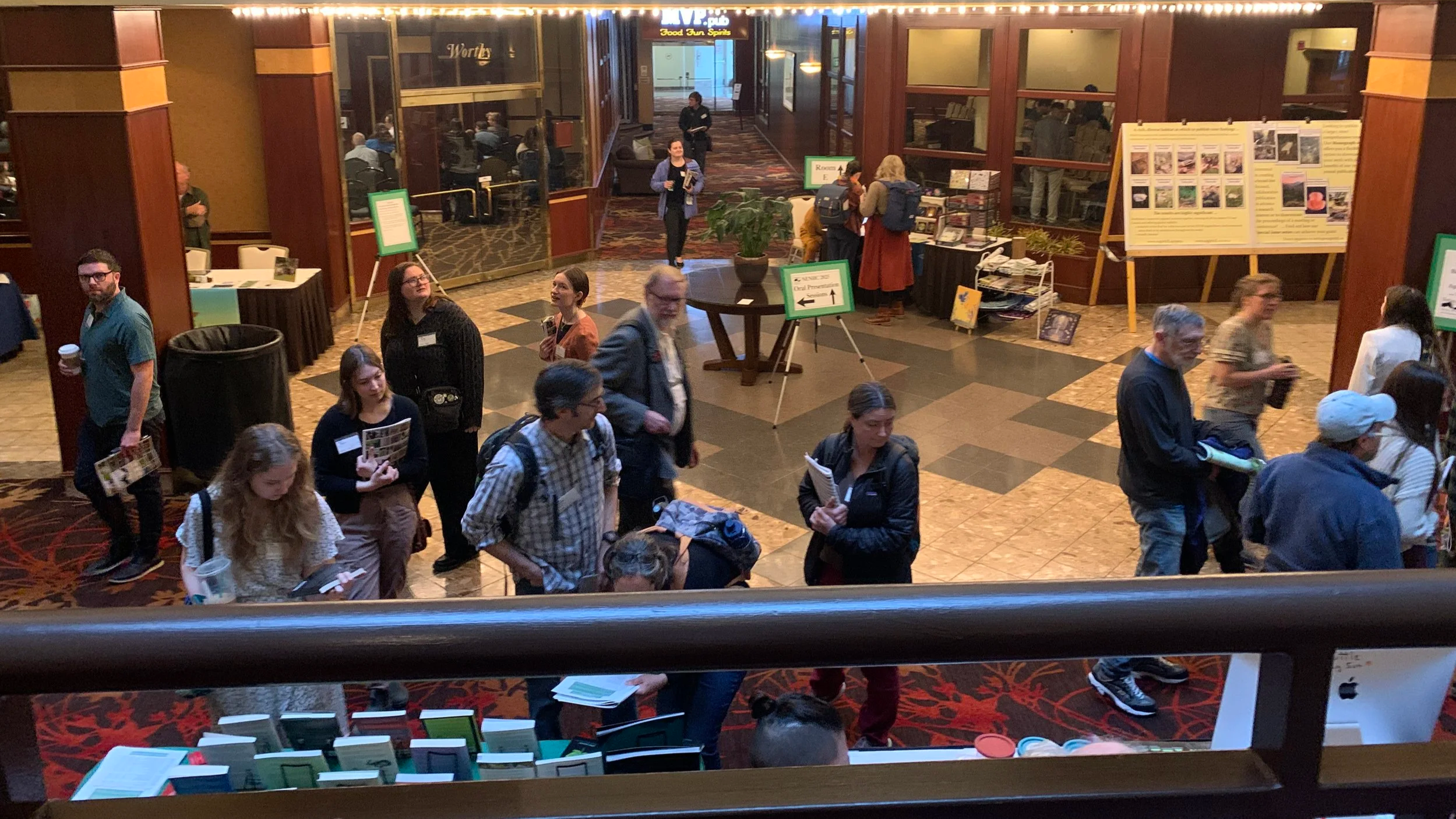 �����ؿ� student moderates a session at NENHC25