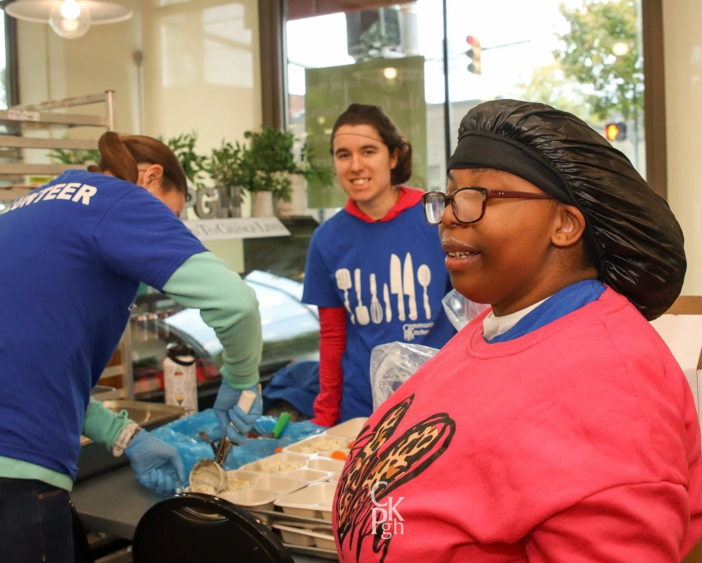 Tuesday, we had a kitchen full of staff, students, and volunteers! Joining our @tillotsonschool volunteers was a team of 10 volunteers from Philips (Murrysville).

Together, our volunteers helped prepare heart-healthy meals for @iheartjbhf as well as