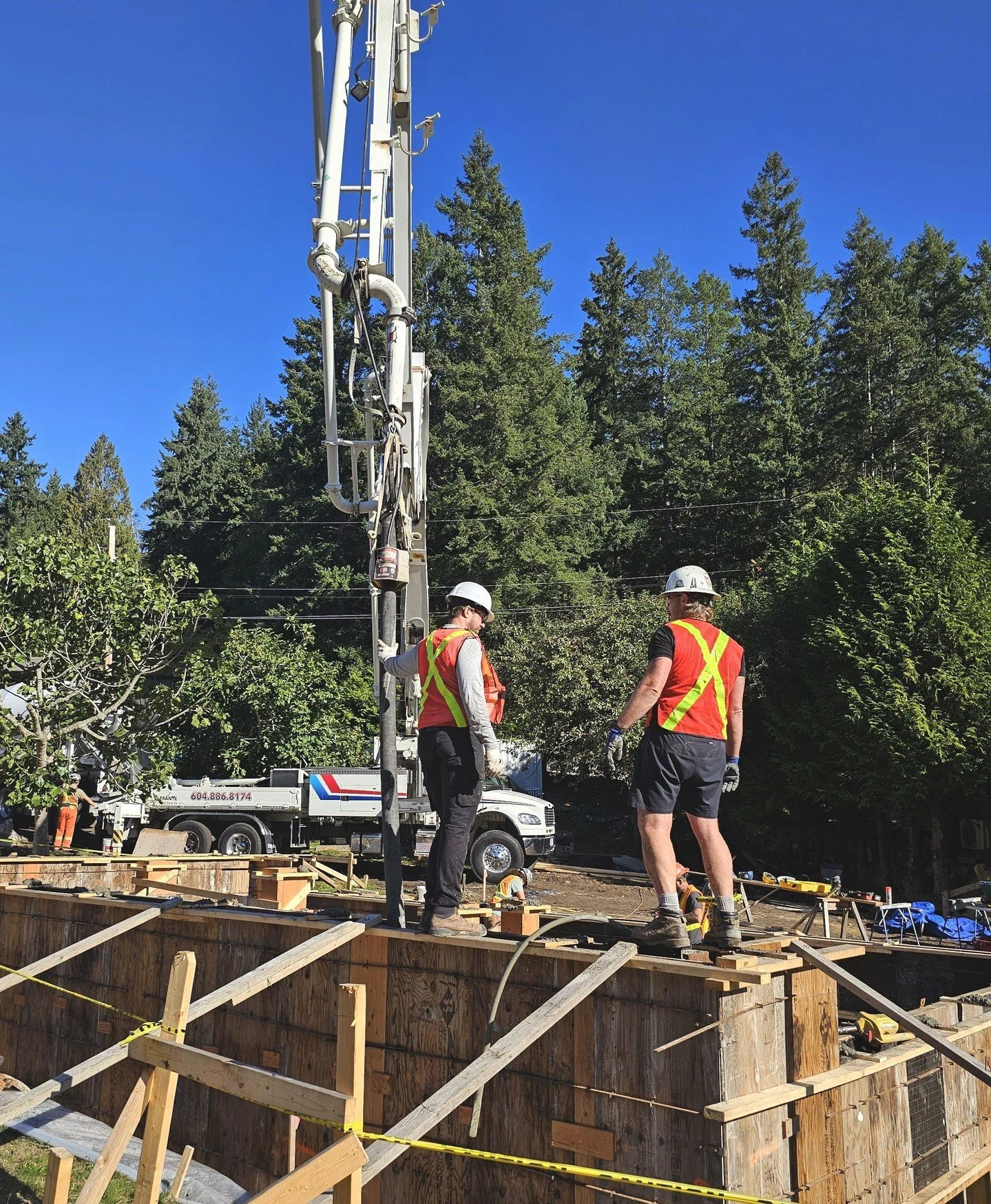 Hard to tell if they're debating the concrete slump or their workout supps. Pour looks solid either way 💪🏼👷&zwj;♂️
⁠
#builderlife⁠
#concreteday⁠
#concretepour⁠
#carpenters⁠
#constructionlife